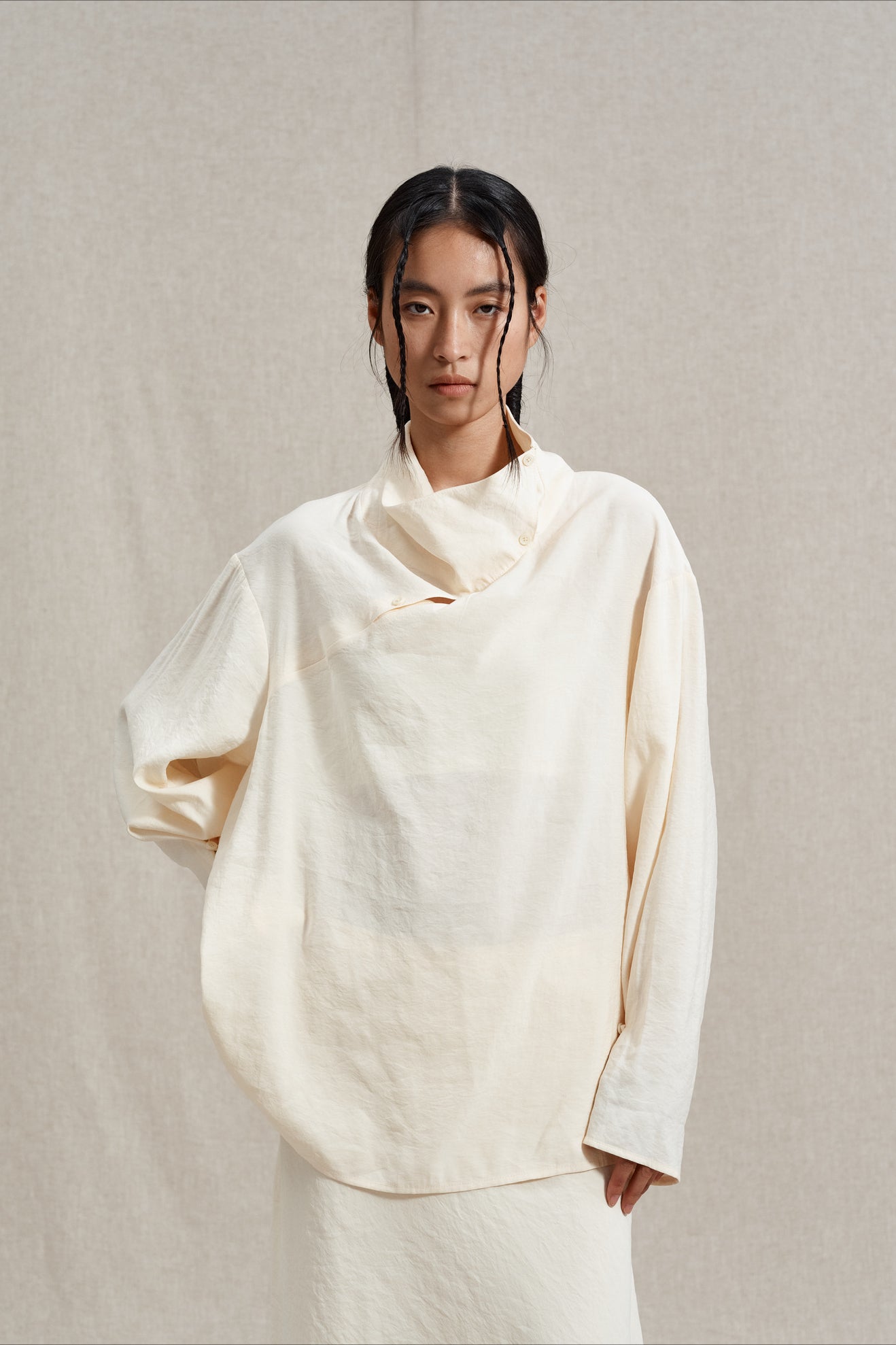 Lightweight drape effect ruffled collar shirt
