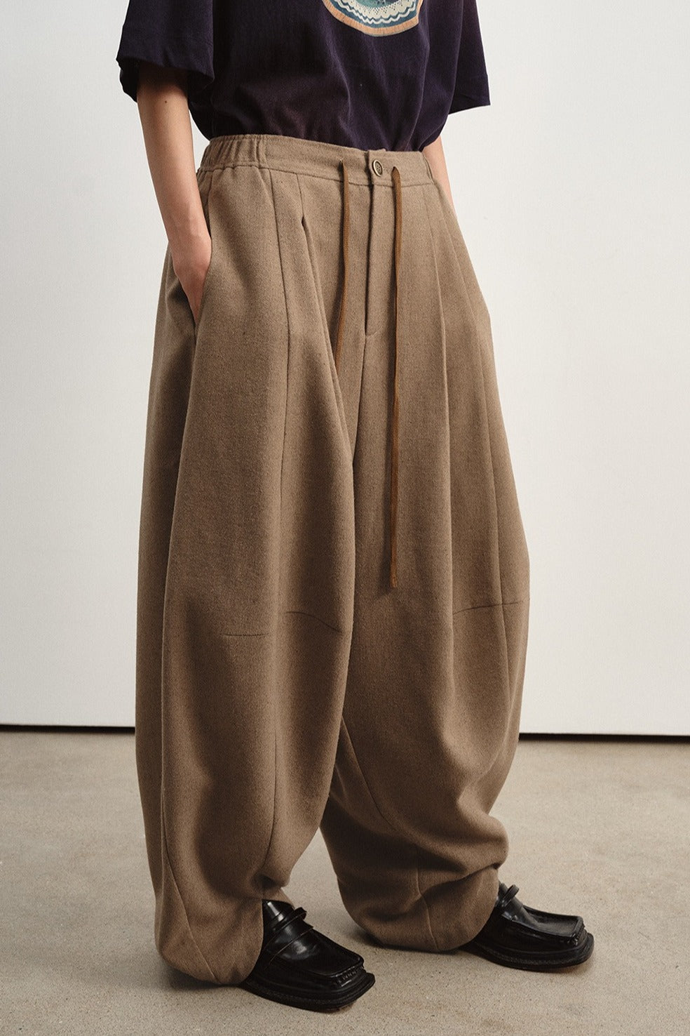 Silhouetted tapered slits hem wide-leg pants | 4 color
