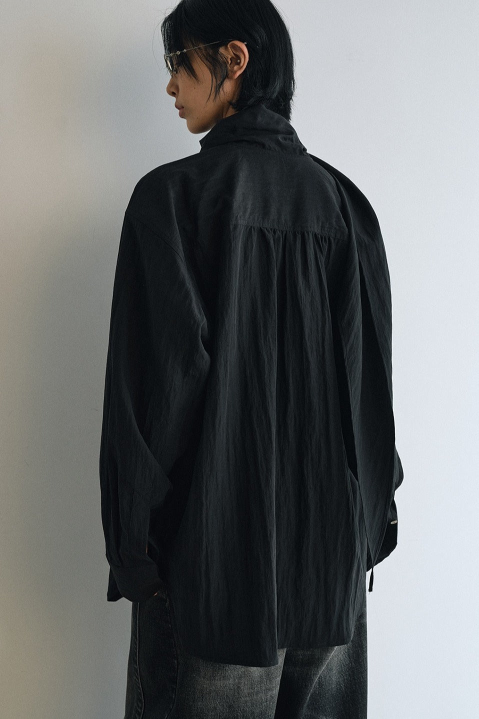 Lyocell-cotton scarf collar loose V-neck shirt | 3 color