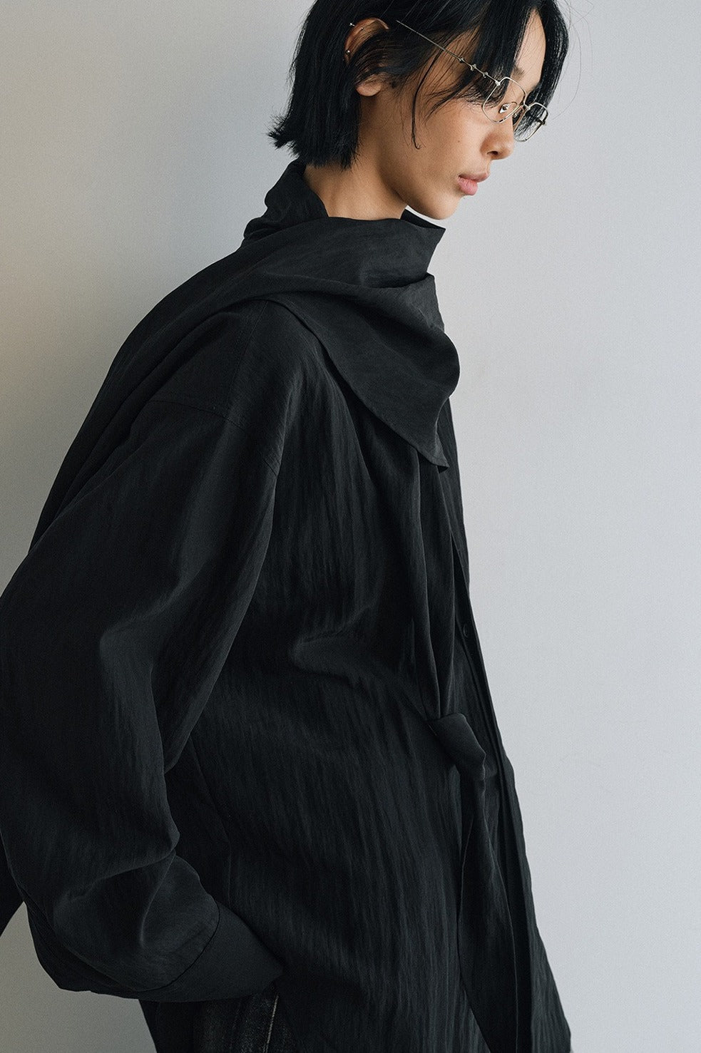Lyocell-cotton scarf collar loose V-neck shirt | 3 color