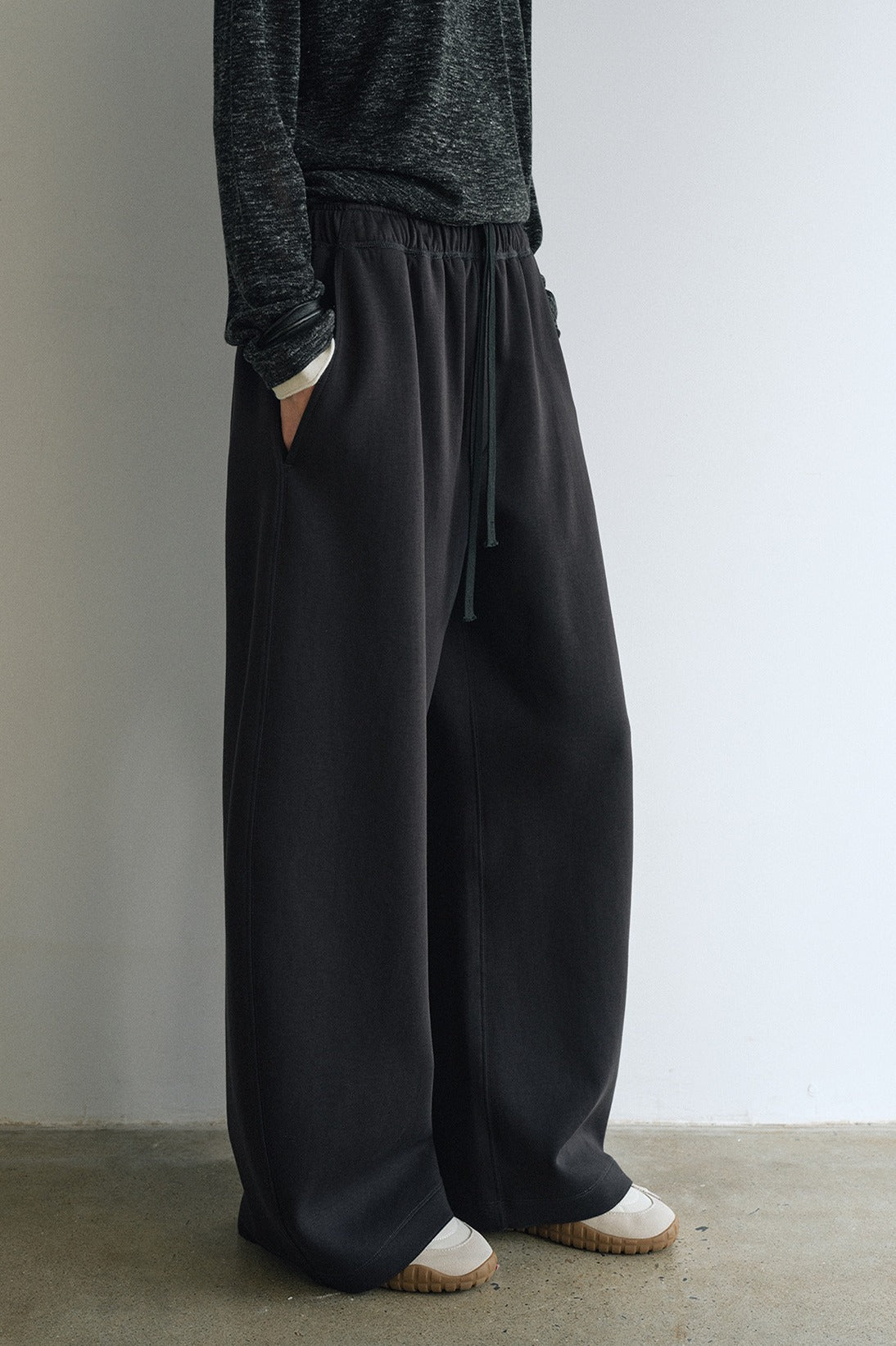 Cotton blend airy fabric banana-shape sweatpants | 3 color