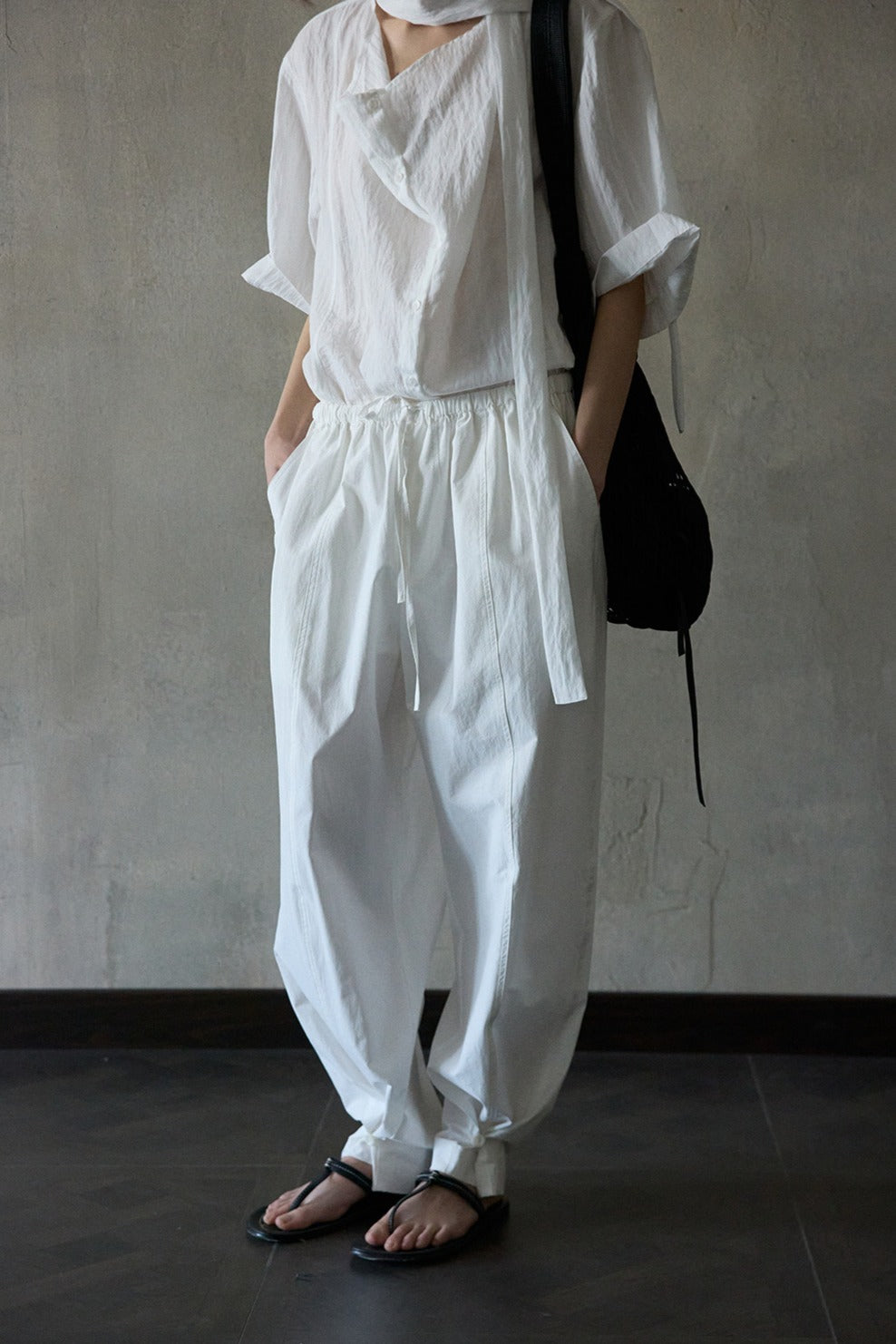Pantalón holgado de algodón con textura arrugada "Ohmi Bleach" | 4 colores