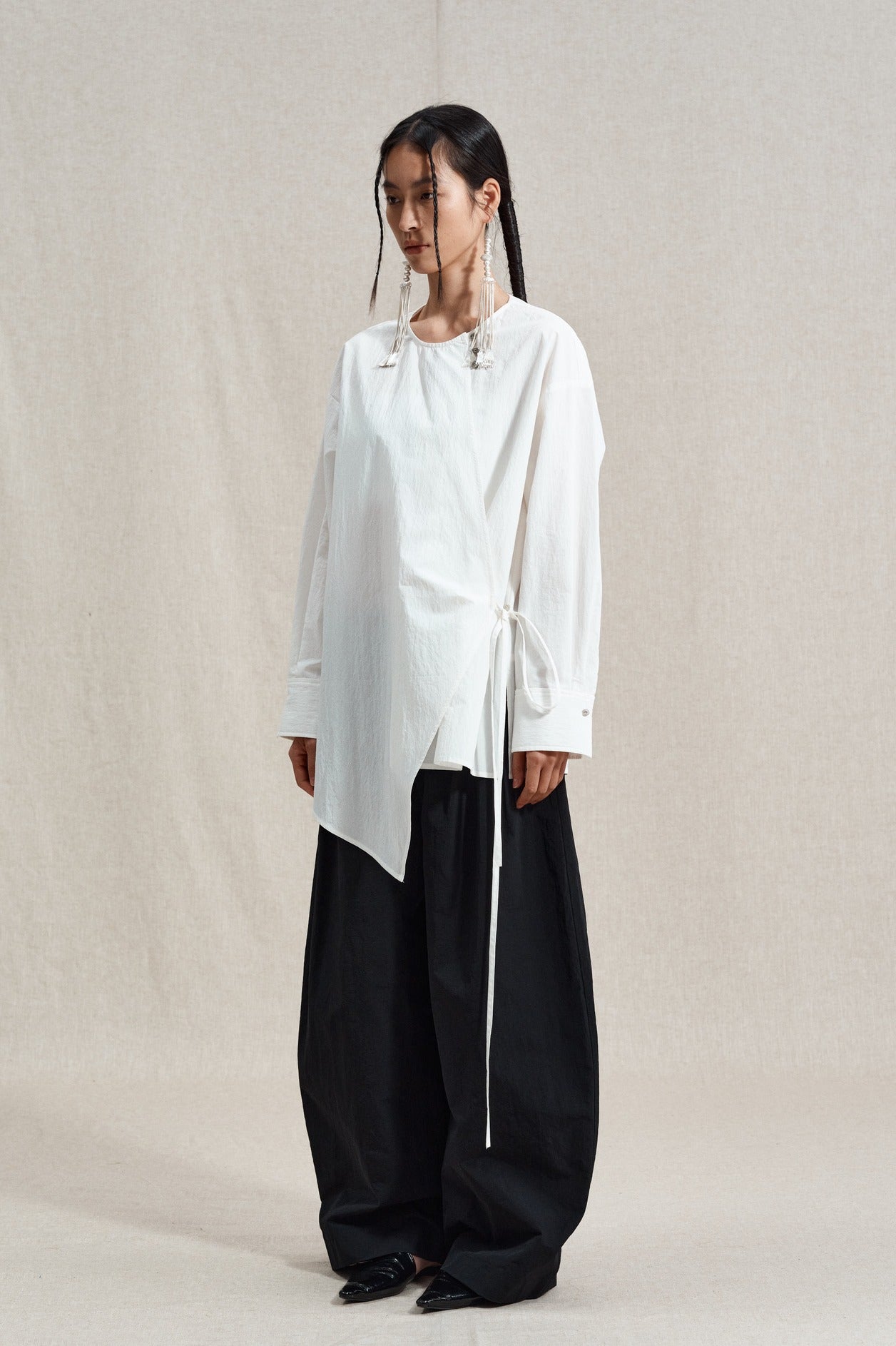 Cotton blend slant opening irregular hem shirt | 2 color
