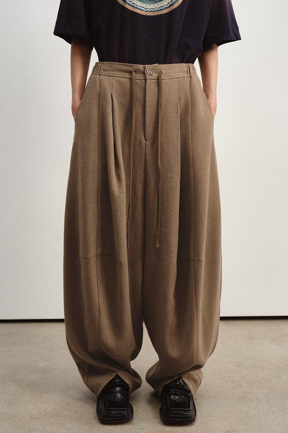 Silhouetted tapered slits hem wide-leg pants | 4 color