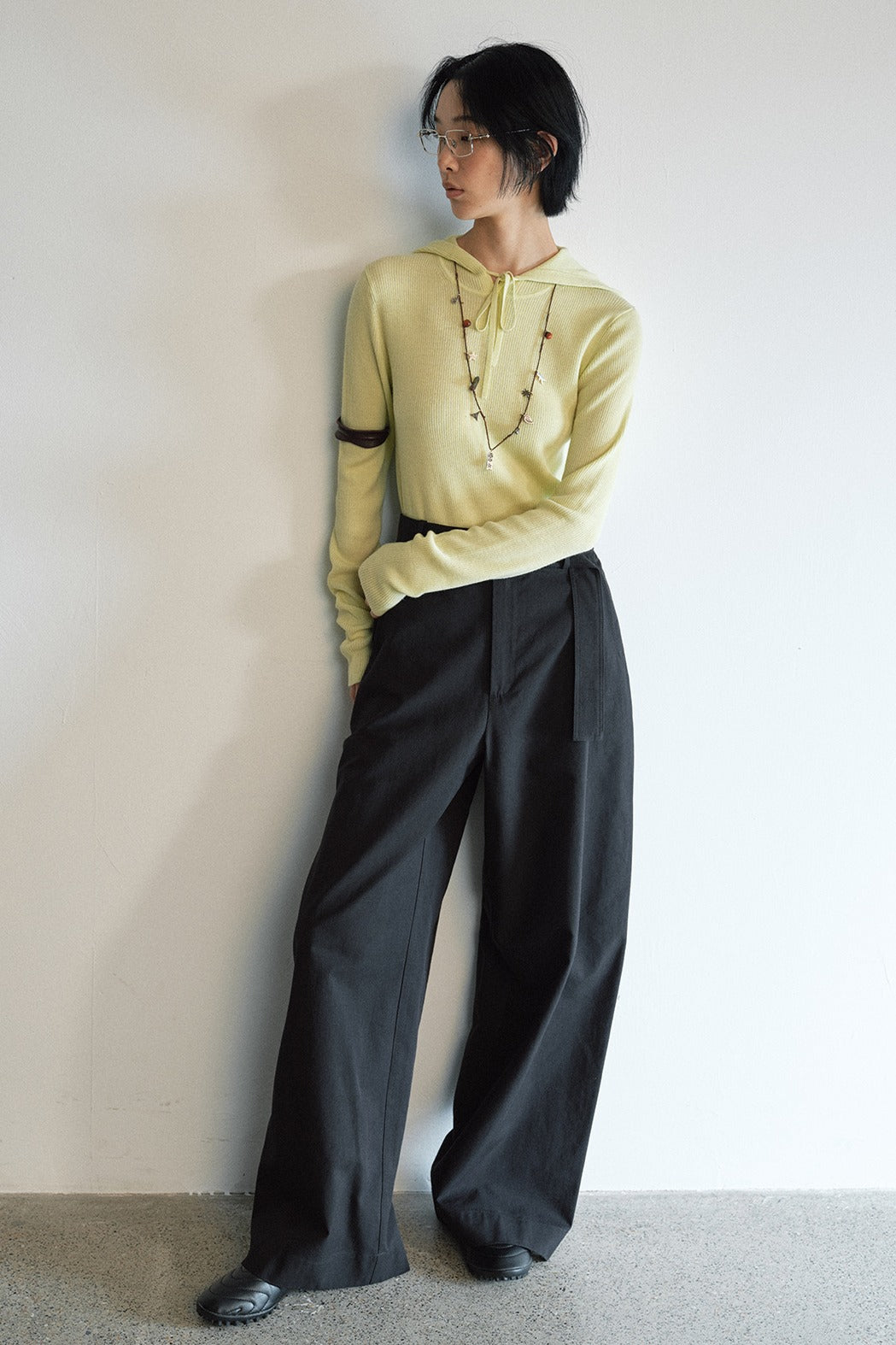 Cotton blend banana silhouette pants with a belt | 2 color