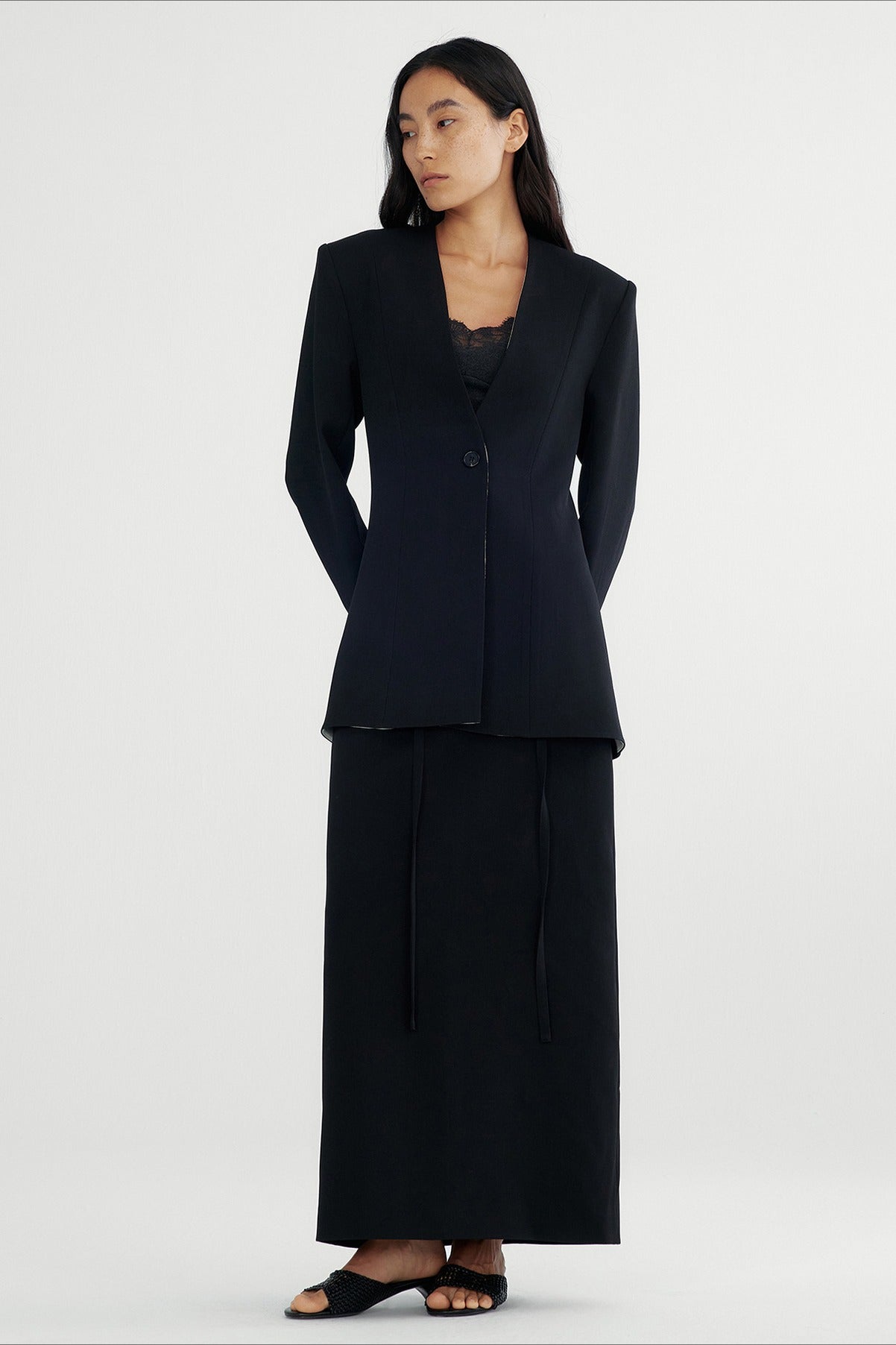 Collarless sleek fit defined waist blazer with padded shoulders | 2 color