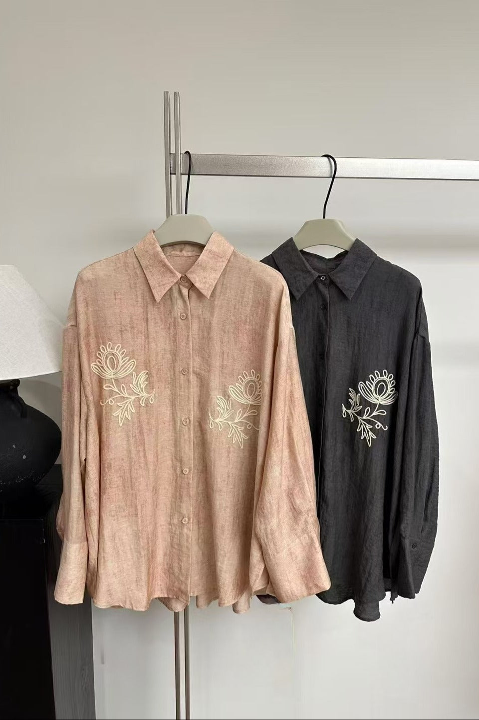 Linen containing loose-fit embroidered floral shirt | 2 color
