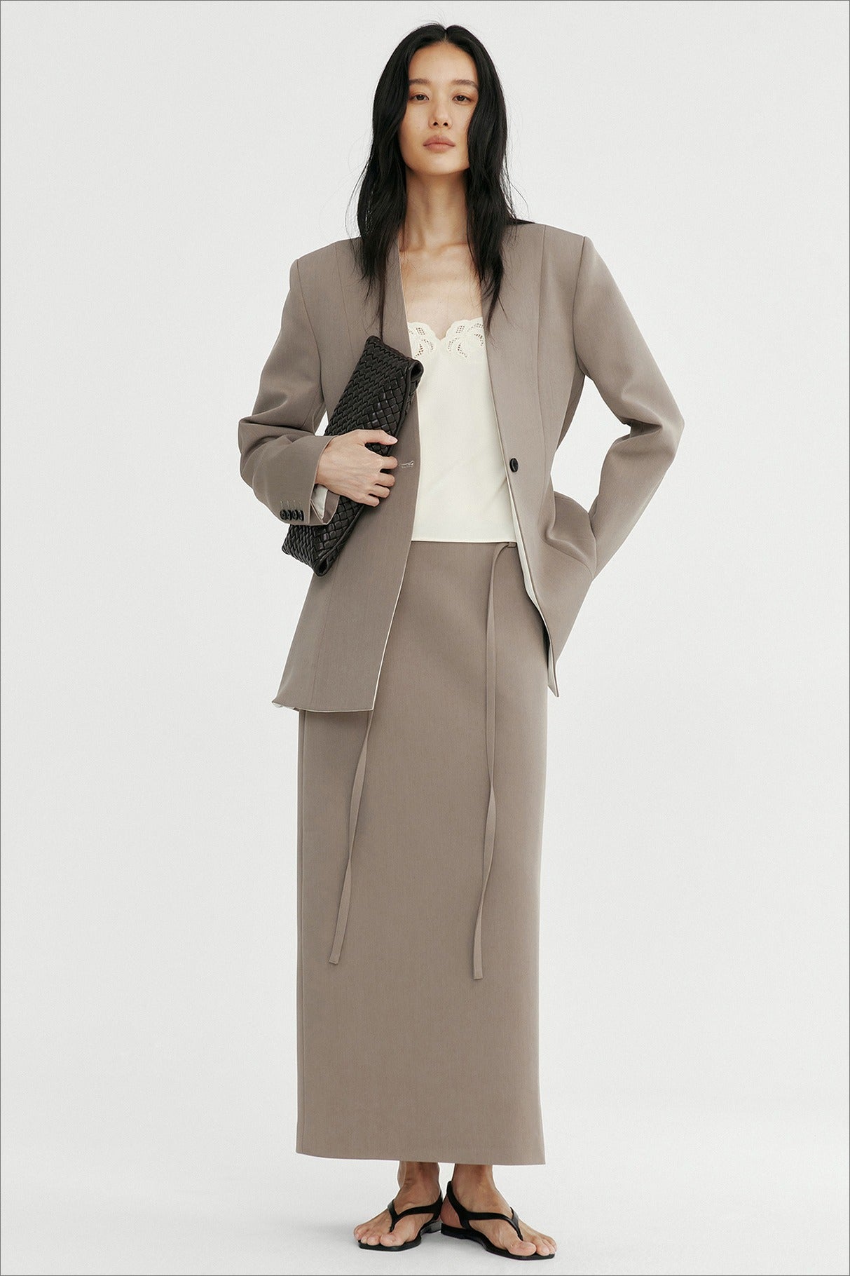 Collarless sleek fit defined waist blazer with padded shoulders | 2 color