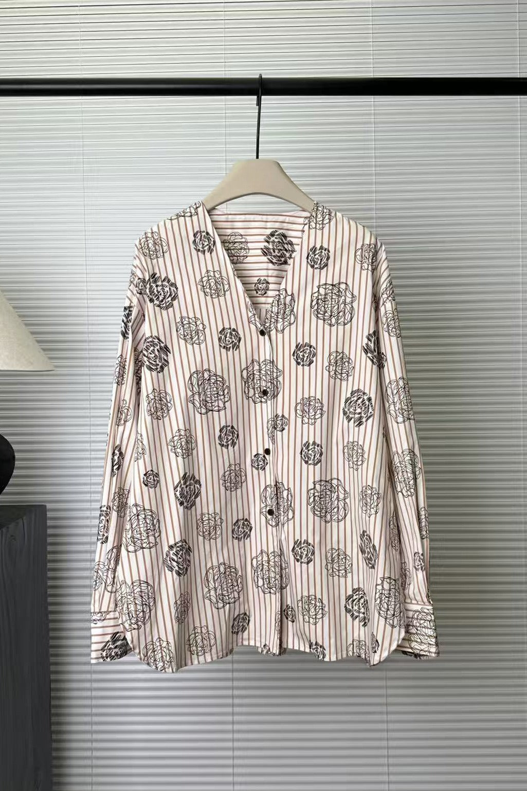 Cotton relaxed-fit V-neck rose romantic shirt