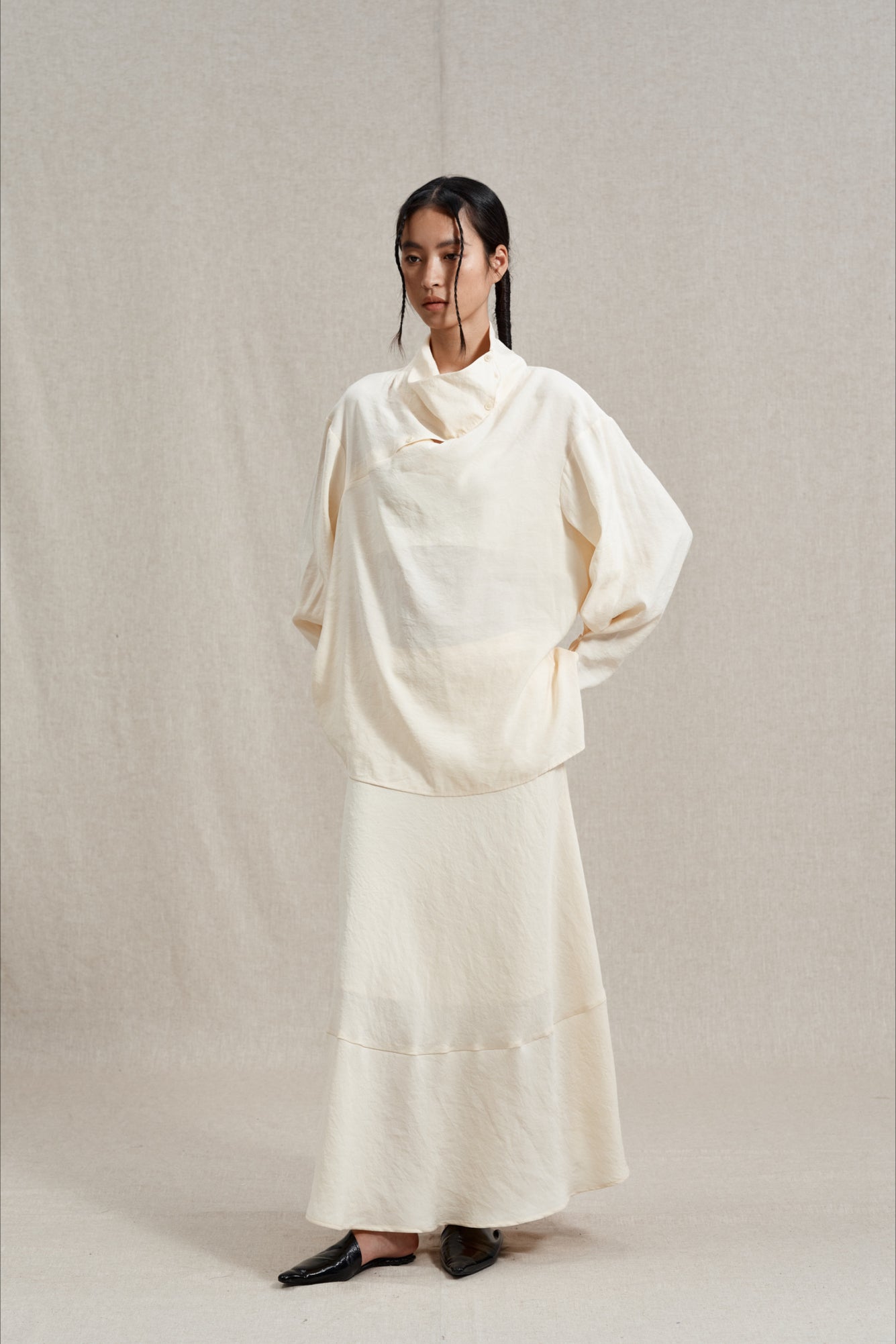 Lightweight drape effect ruffled collar shirt