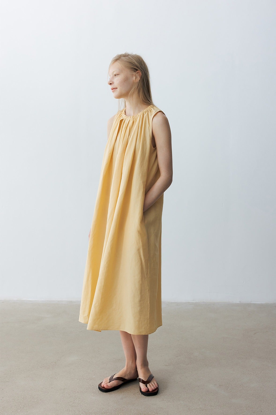 Lyocell blend pleated neck sleeveless dress | 3 color