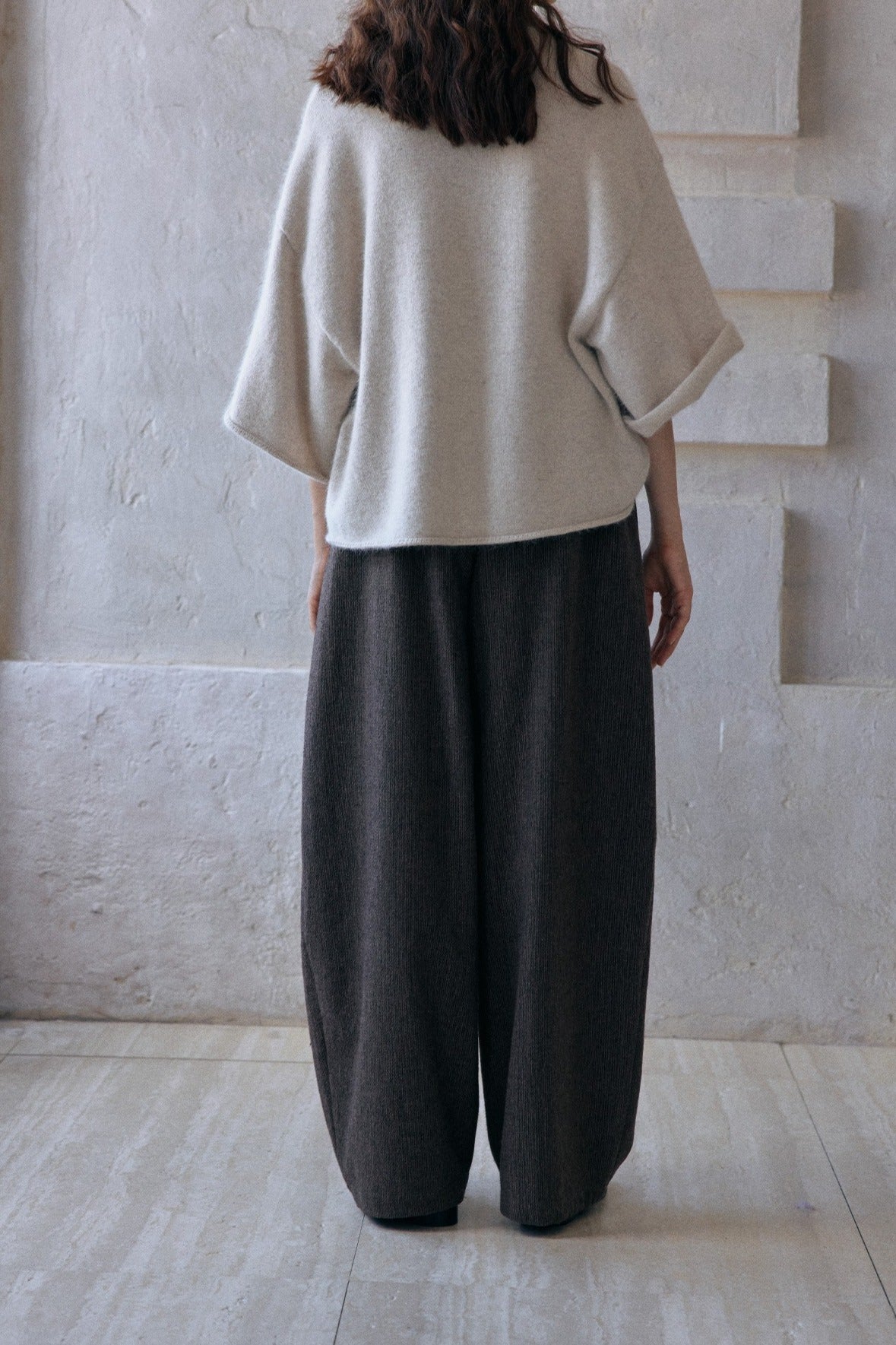 Relaxed scythe shape wide-leg pants