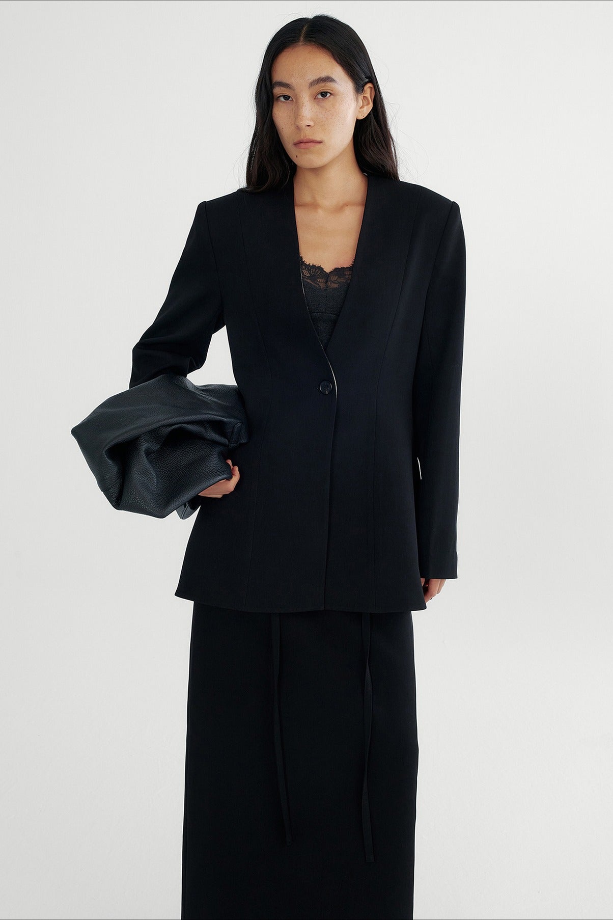 Collarless sleek fit defined waist blazer with padded shoulders | 2 color