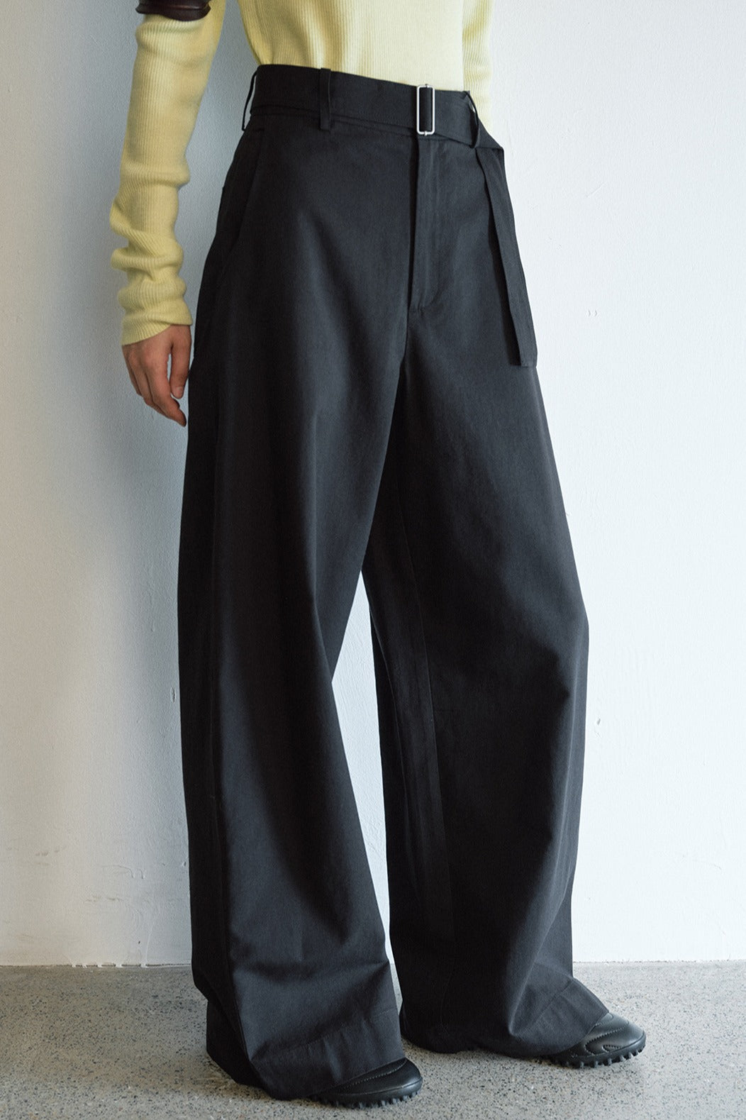 Cotton blend banana silhouette pants with a belt | 2 color