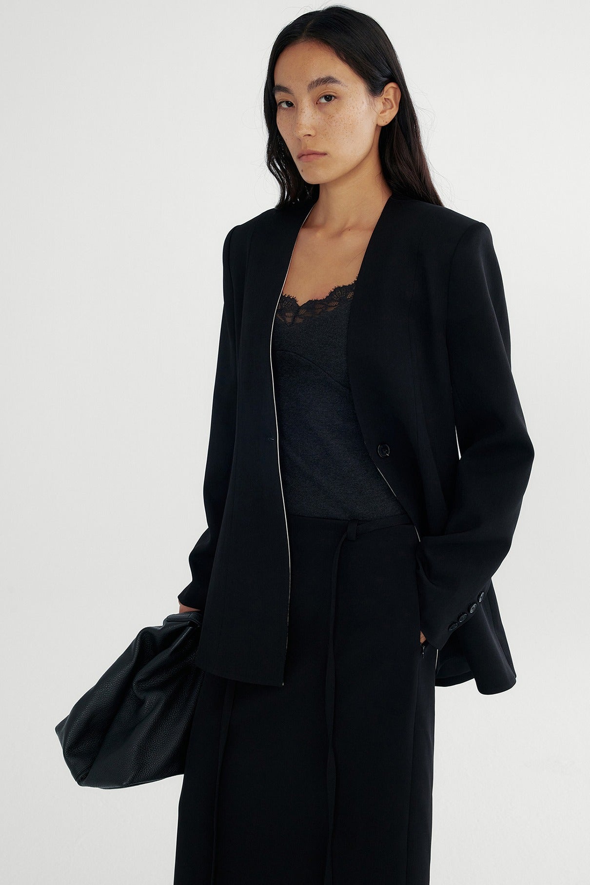 Collarless sleek fit defined waist blazer with padded shoulders | 2 color