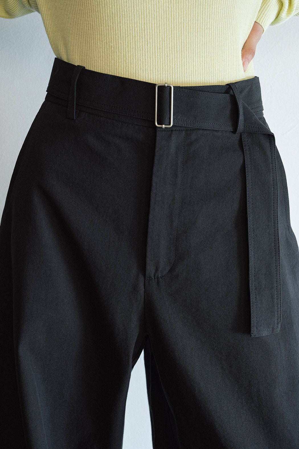 Cotton blend banana silhouette pants with a belt | 2 color