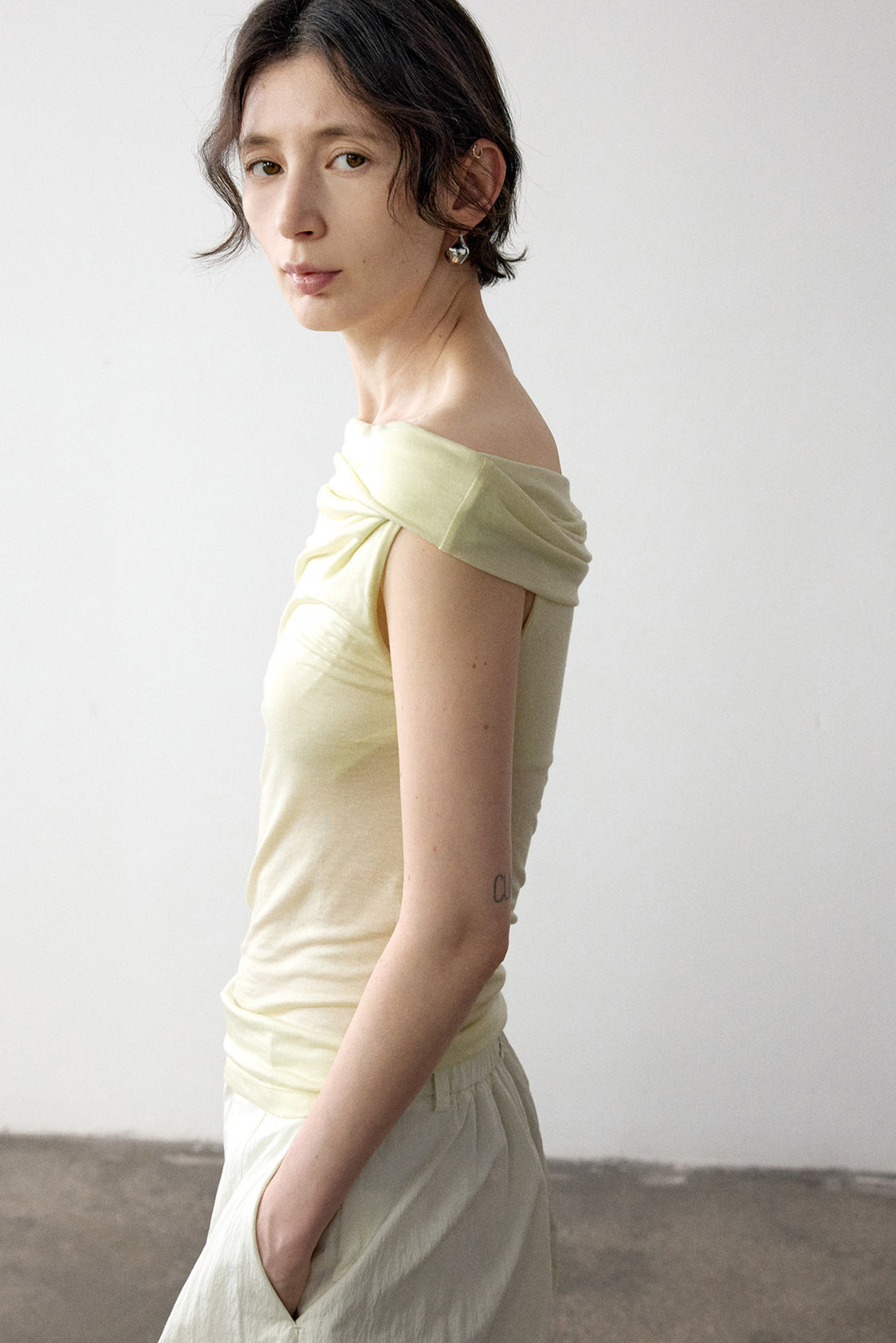 Lyocell blend smooth feel off-shoulder top | 5 color