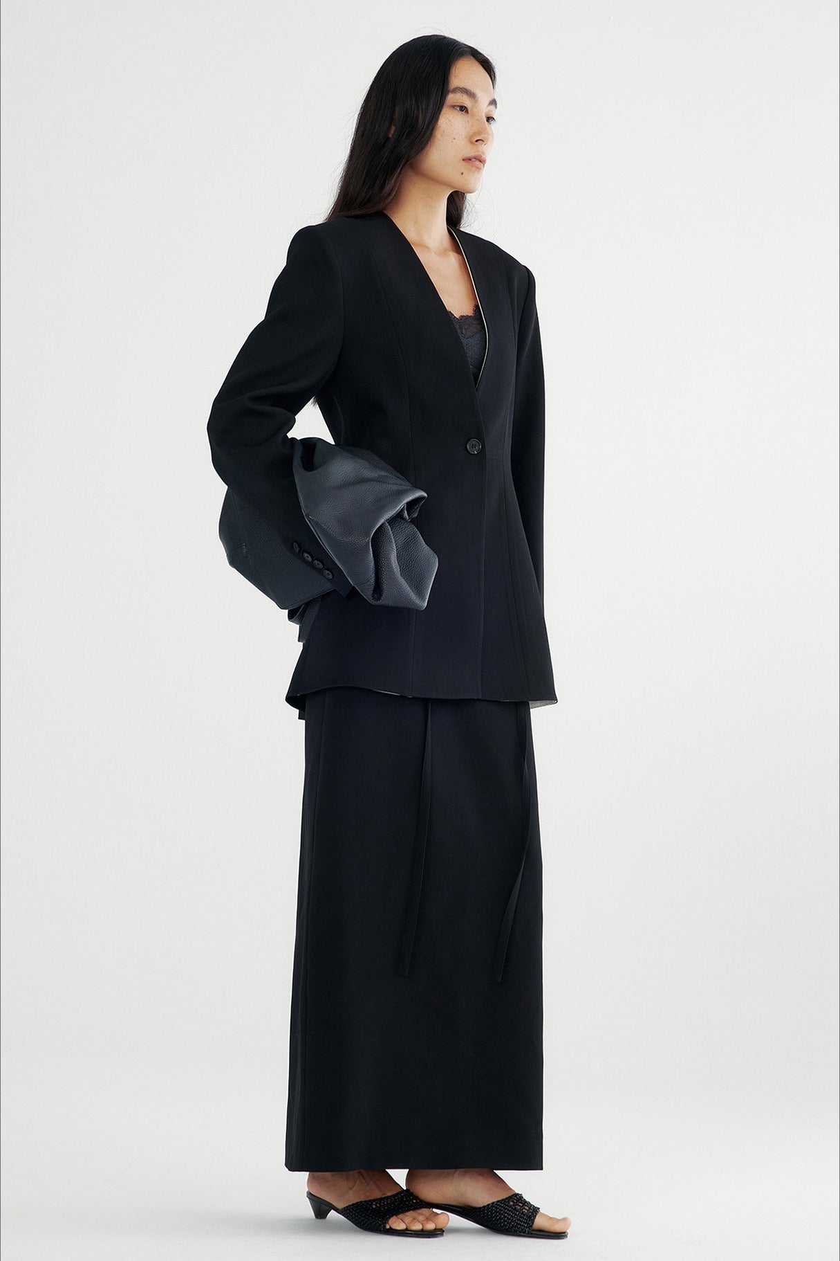 Collarless sleek fit defined waist blazer with padded shoulders | 2 color