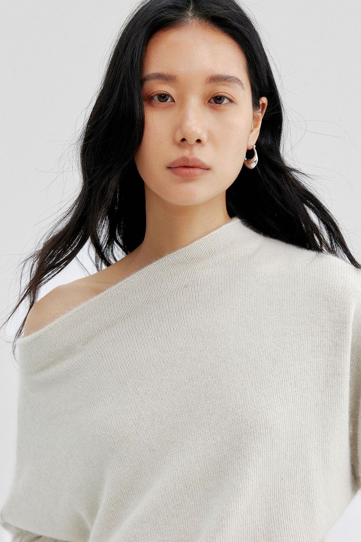 Soft and cozy off-shoulder sweater | 2 color