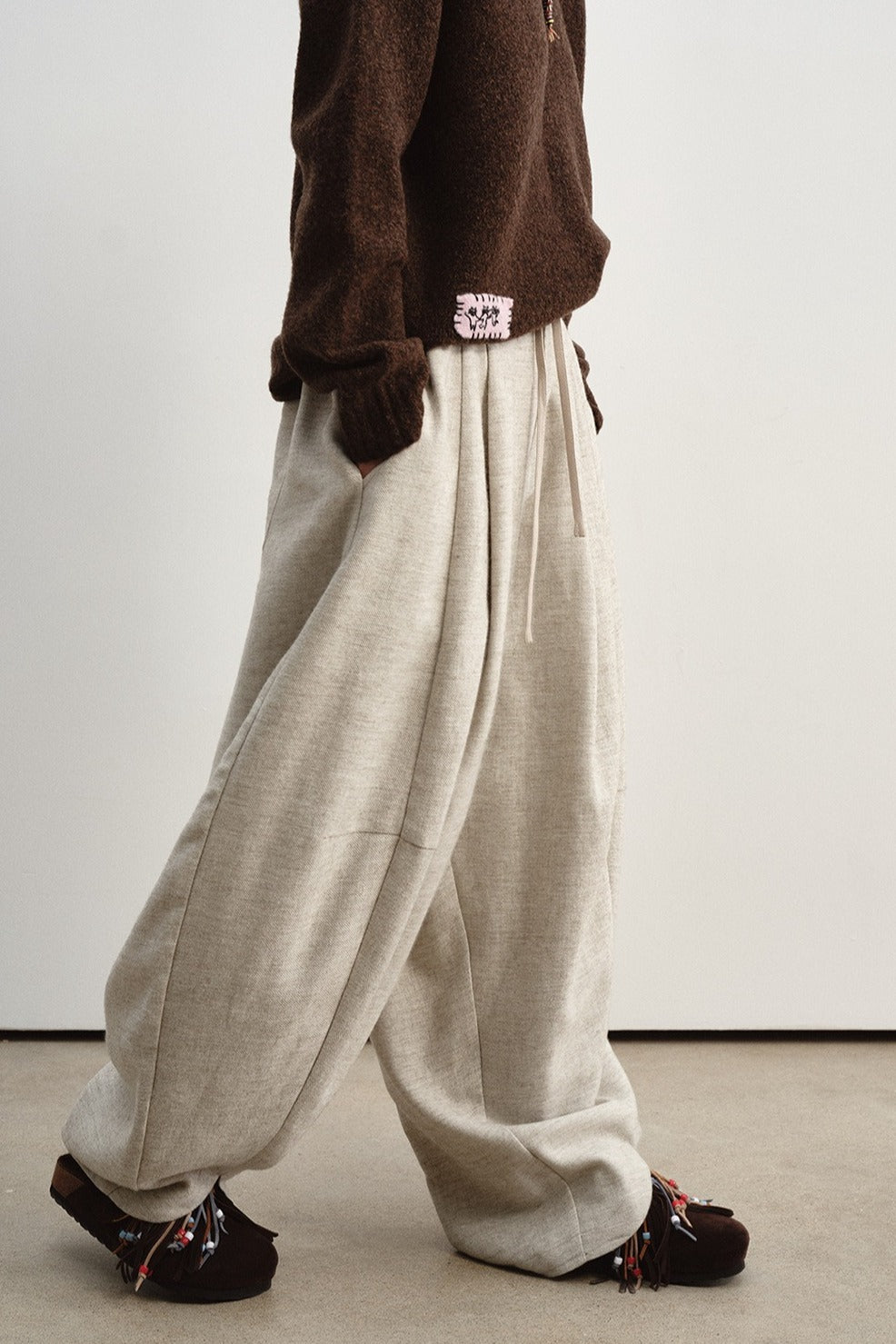 Silhouetted tapered slits hem wide-leg pants | 4 color