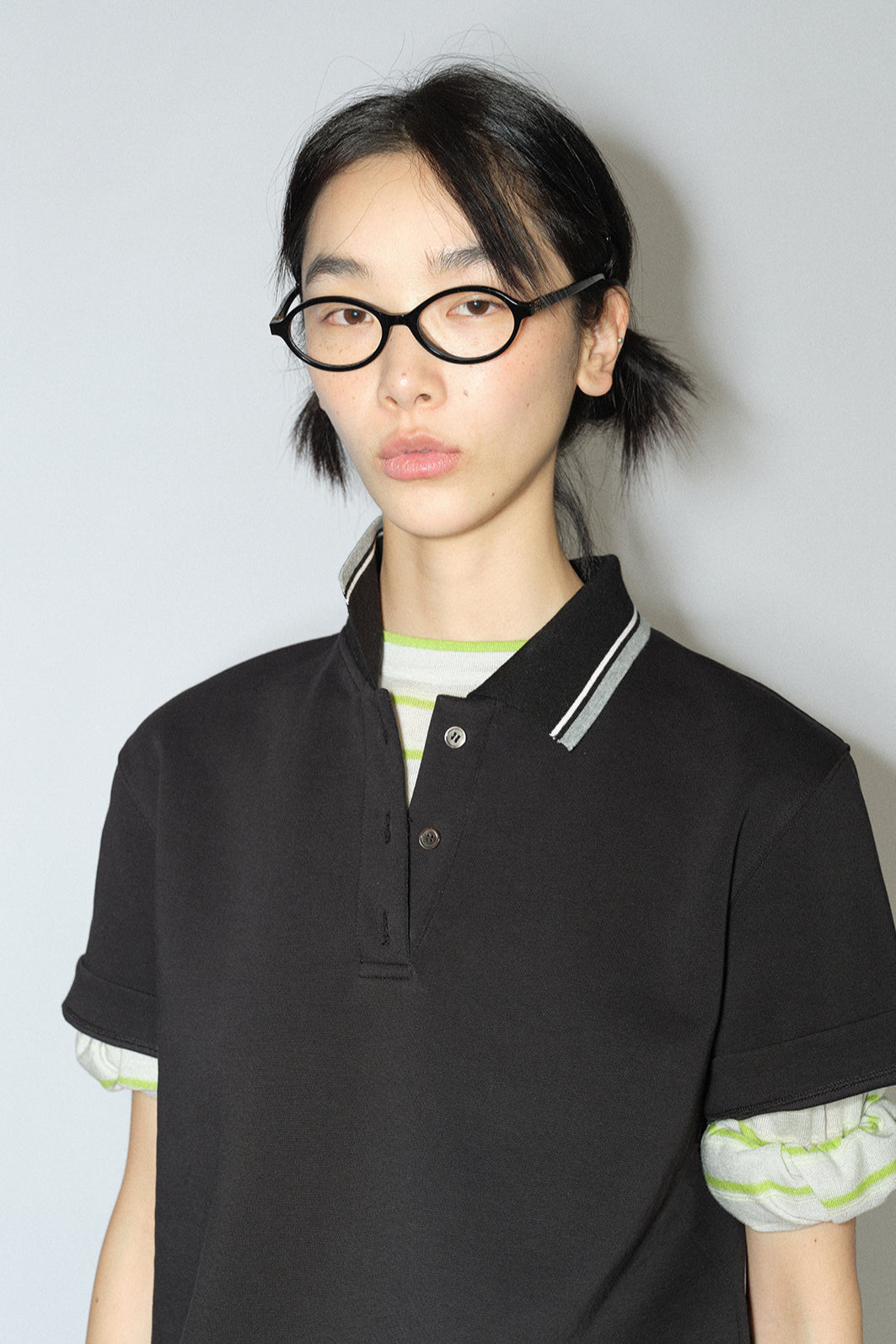Camiseta polo clásica elástica de estilo moderno.