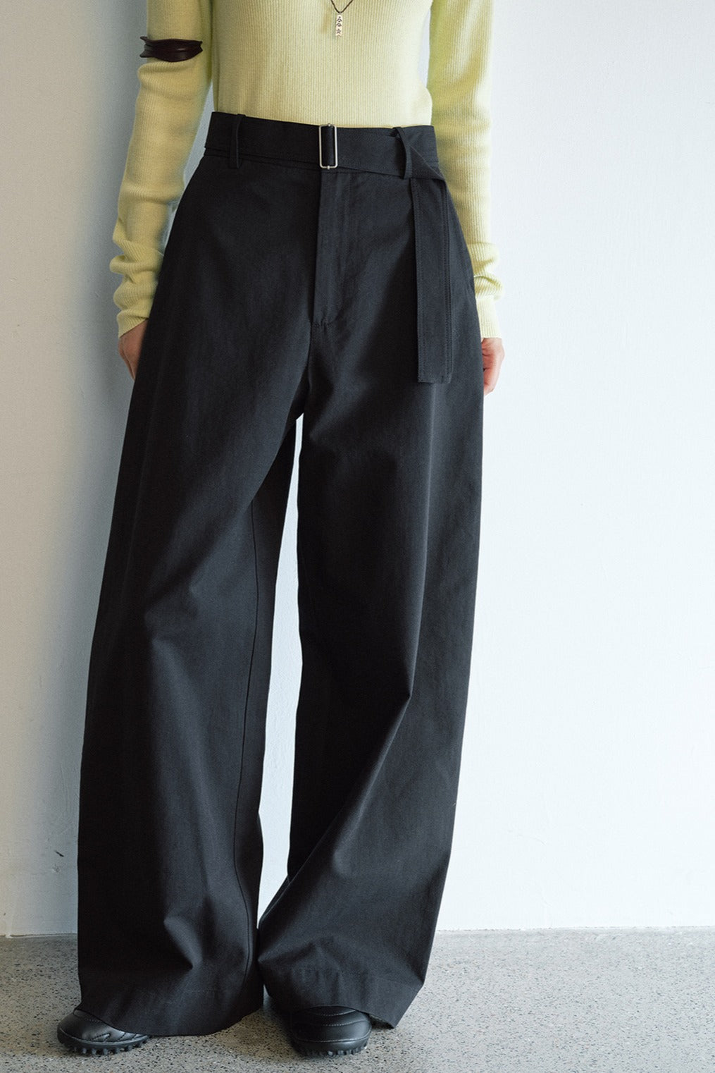 Cotton blend banana silhouette pants with a belt | 2 color