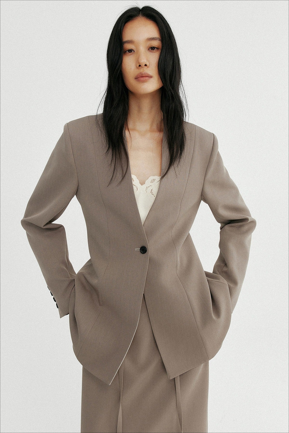 Collarless sleek fit defined waist blazer with padded shoulders | 2 color