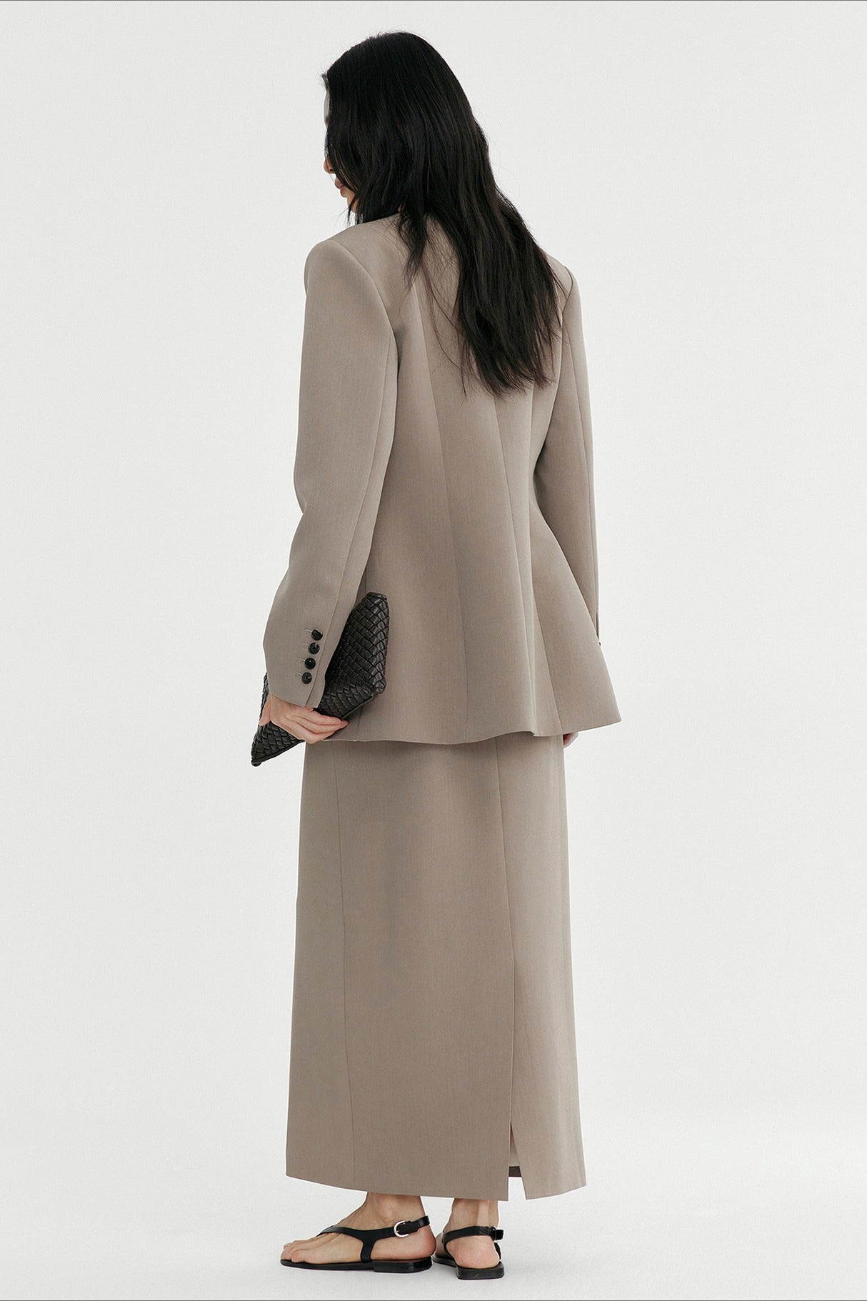 Collarless sleek fit defined waist blazer with padded shoulders | 2 color