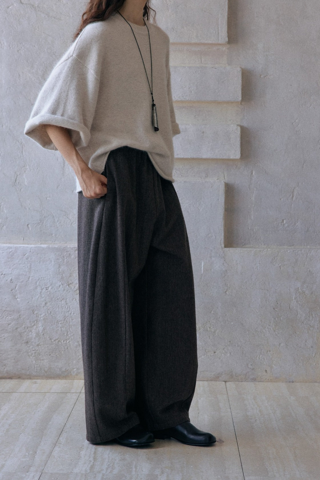 Relaxed scythe shape wide-leg pants