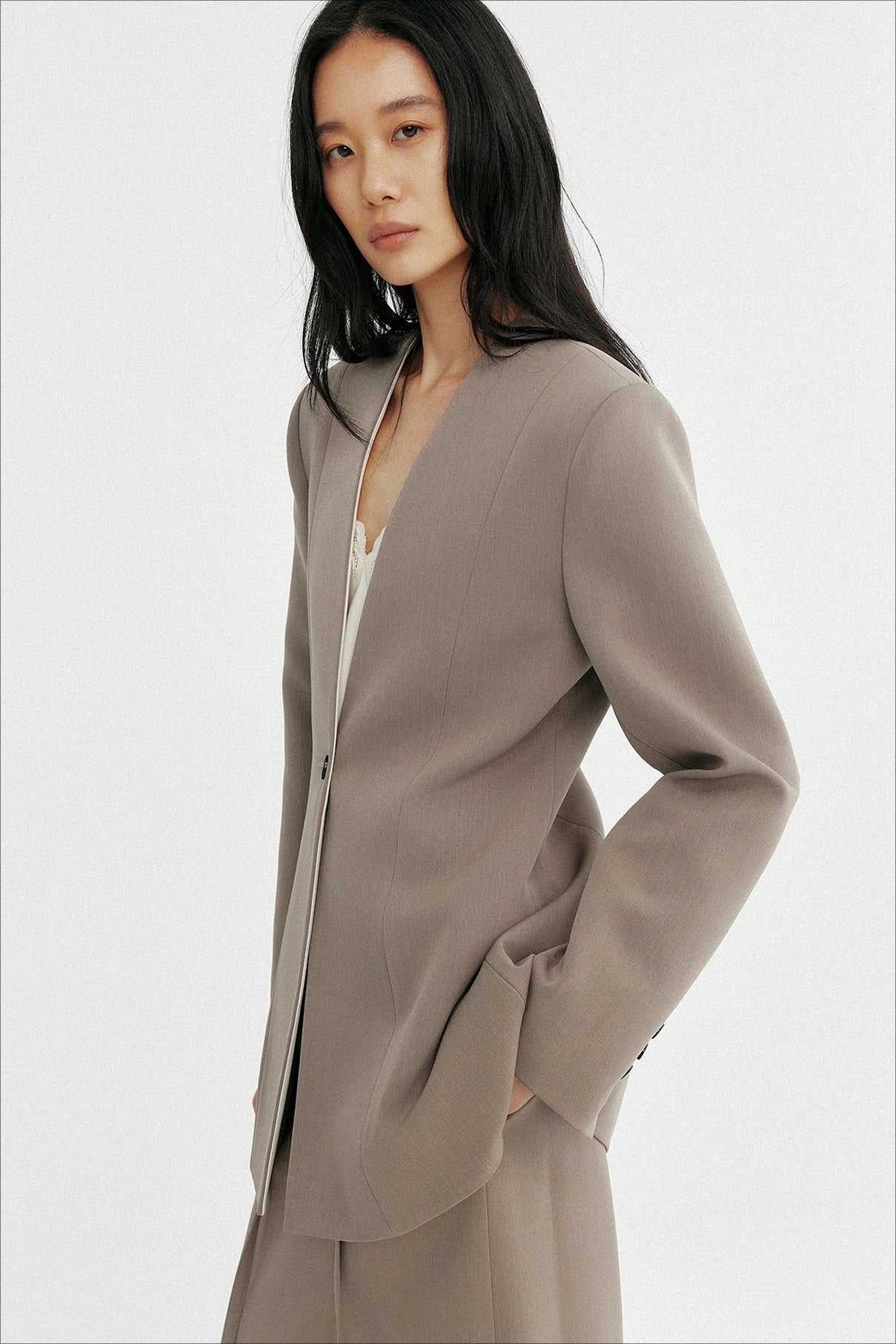 Collarless sleek fit defined waist blazer with padded shoulders | 2 color