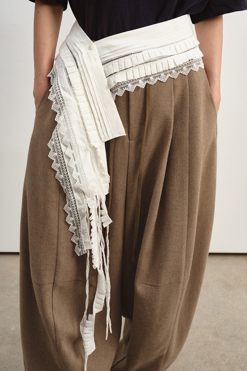 Silhouetted tapered slits hem wide-leg pants | 4 color
