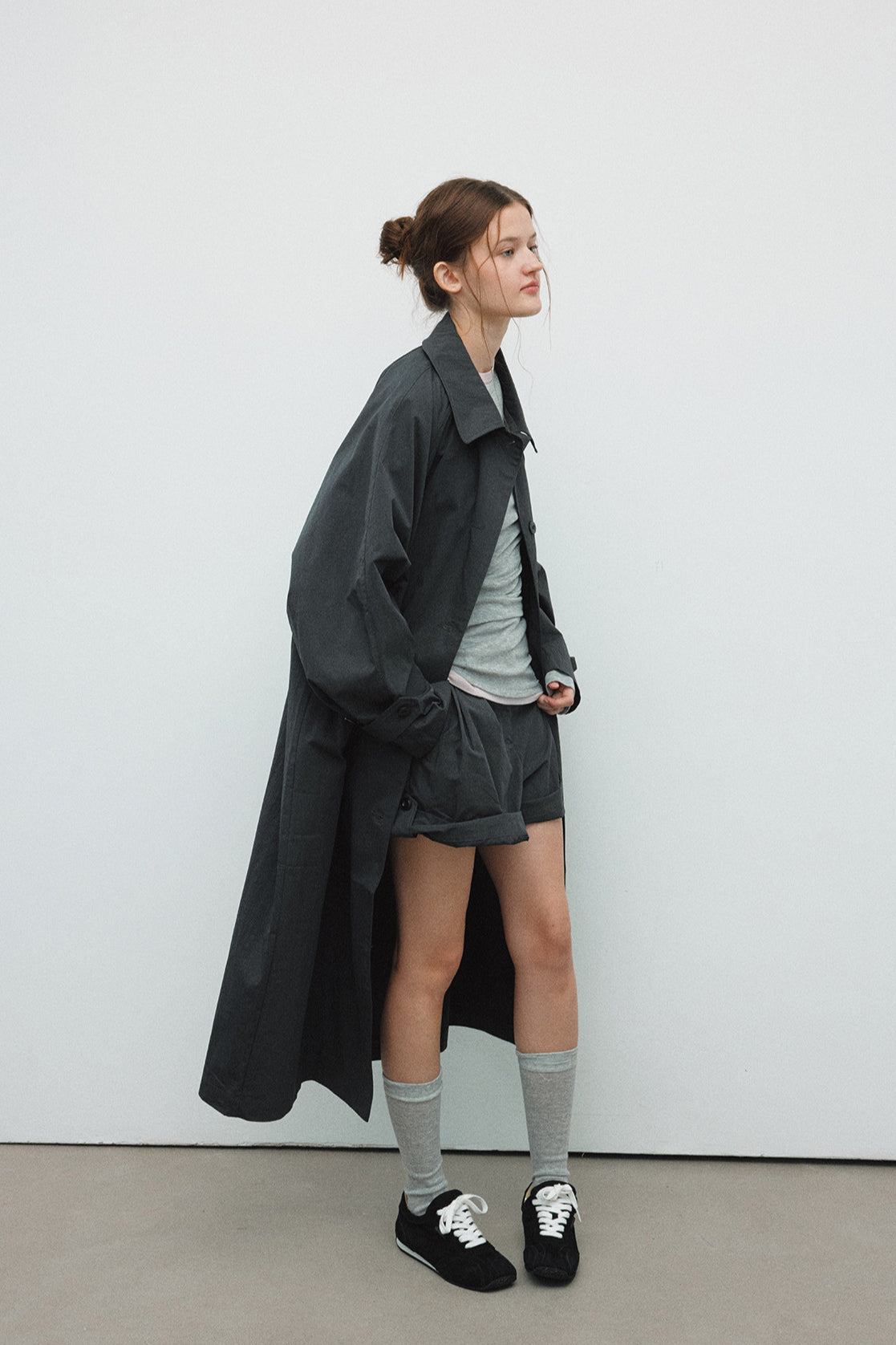 Trench-coat en coton mélangé à texture papier, coupe cocon