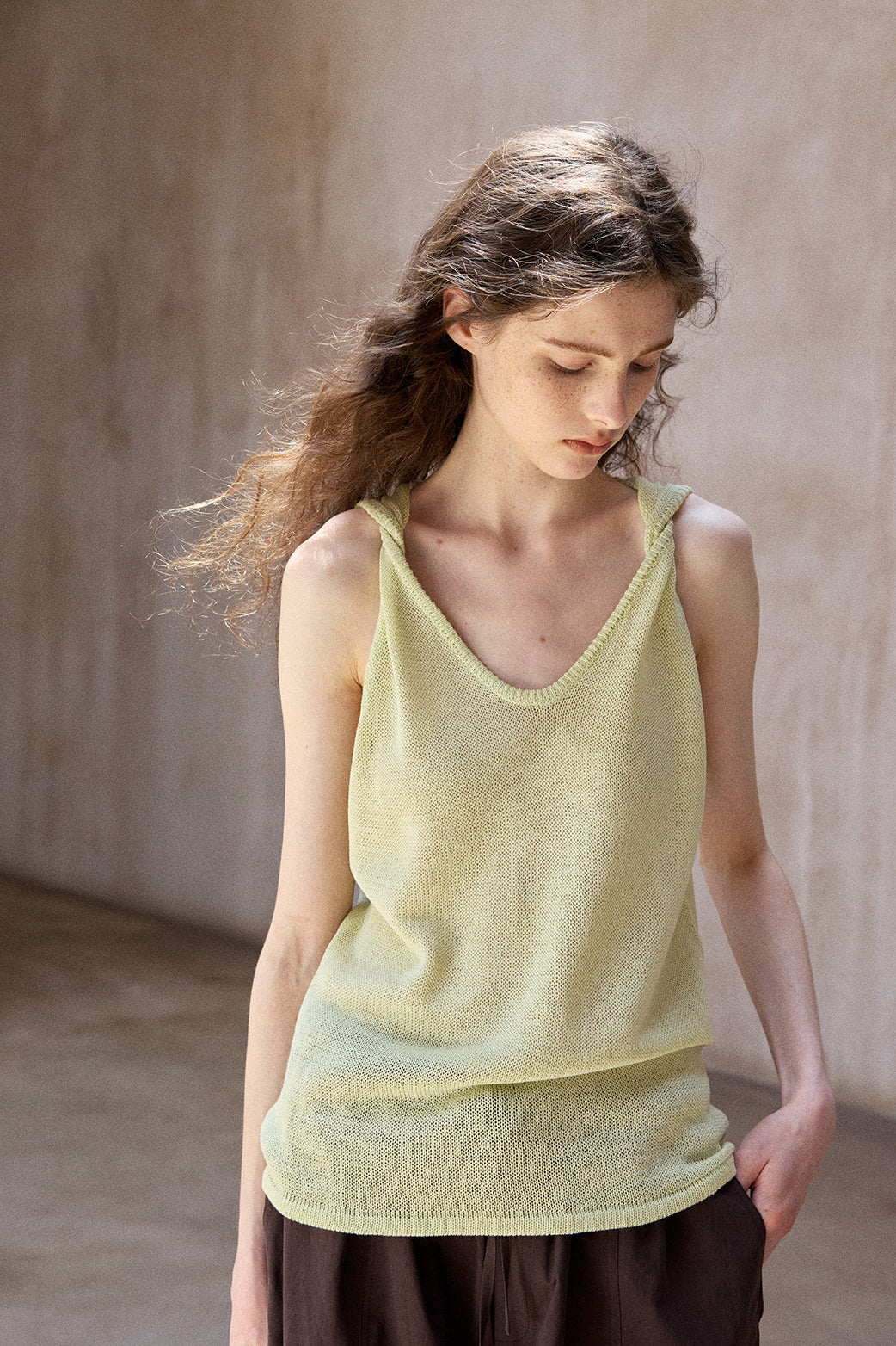 Wool containing twisted shoulder U-neck vest | 2 color
