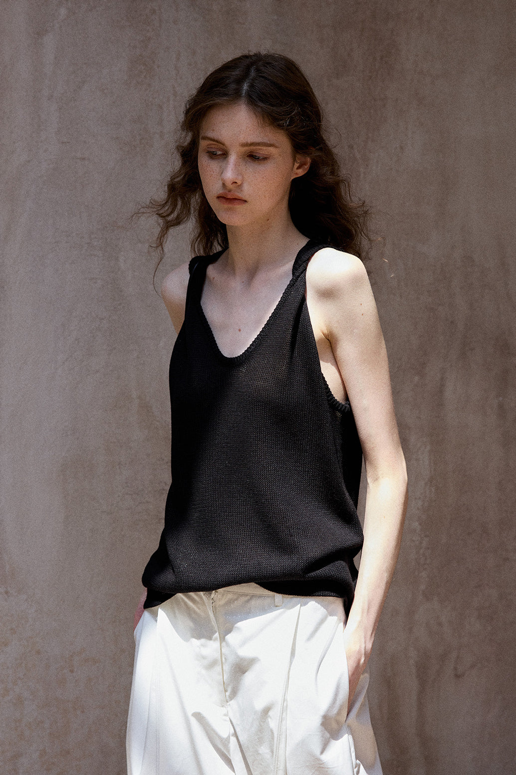 Wool containing twisted shoulder U-neck vest | 2 color