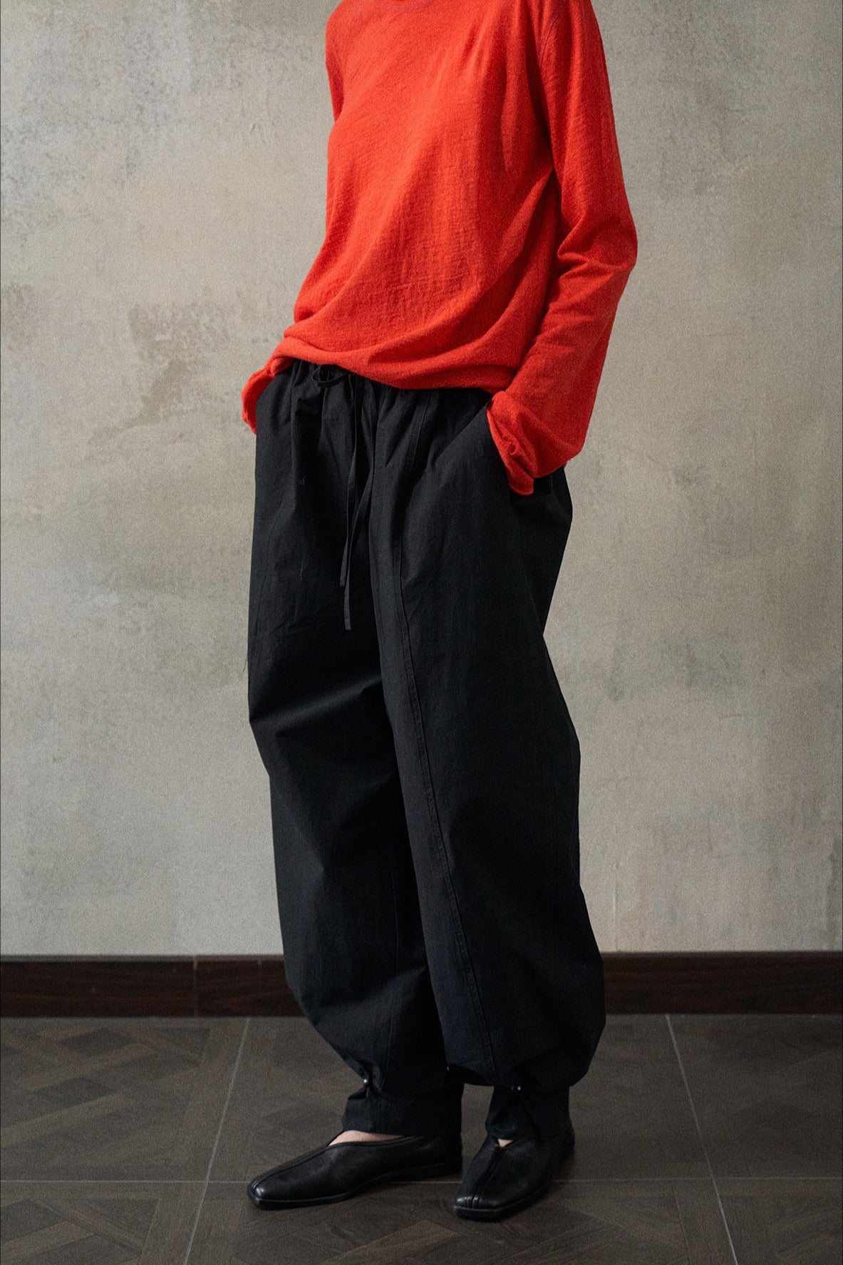 Pantalón holgado de algodón con textura arrugada "Ohmi Bleach" | 4 colores