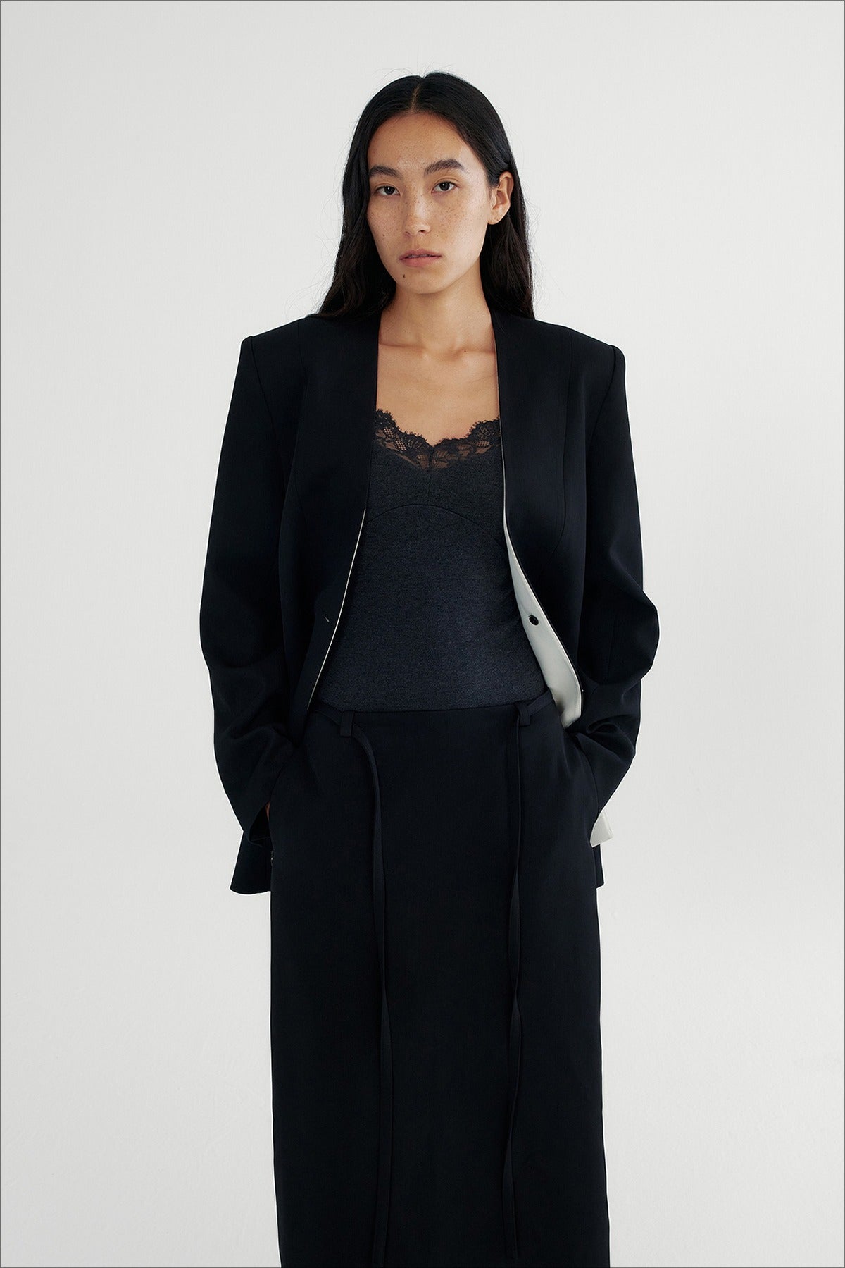Collarless sleek fit defined waist blazer with padded shoulders | 2 color