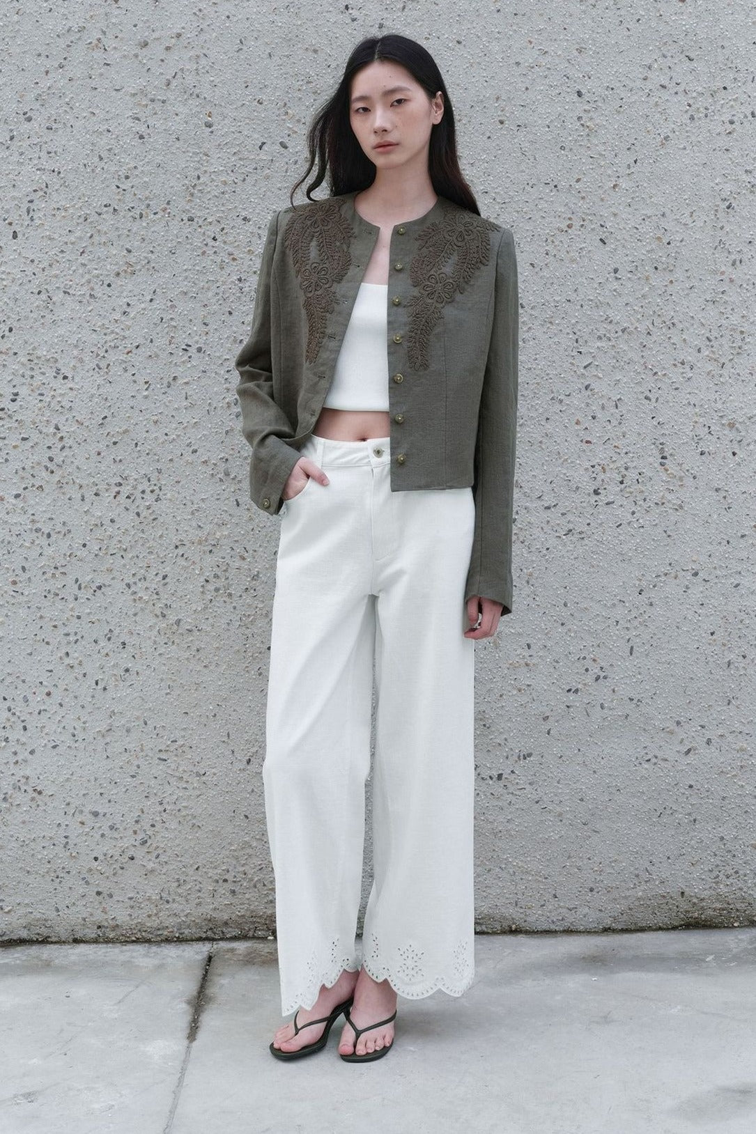 Vaqueros rectos con bordado floral 100 % algodón | 2 colores