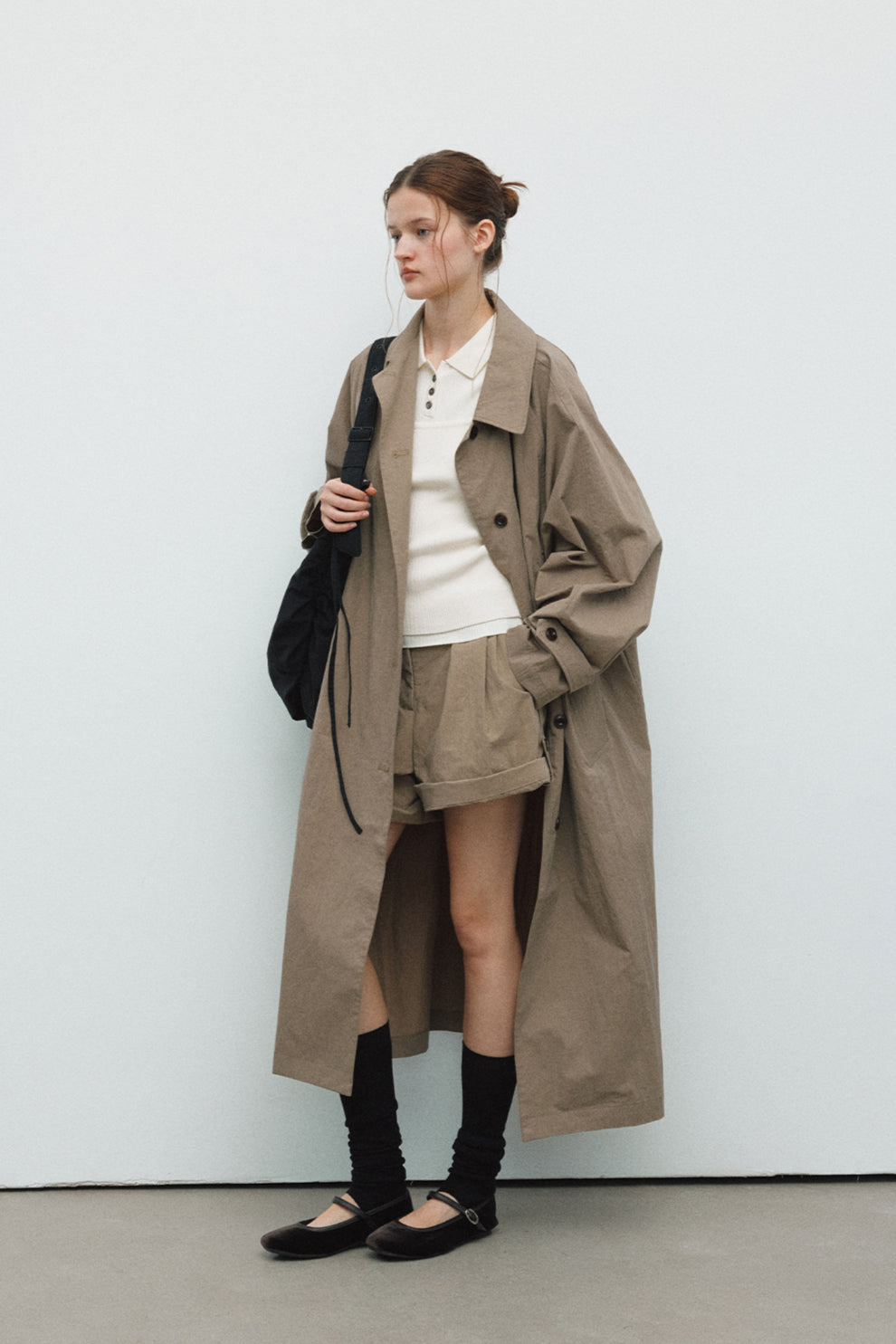 Gabardina con silueta de capullo y textura similar al papel en mezcla de algodón 