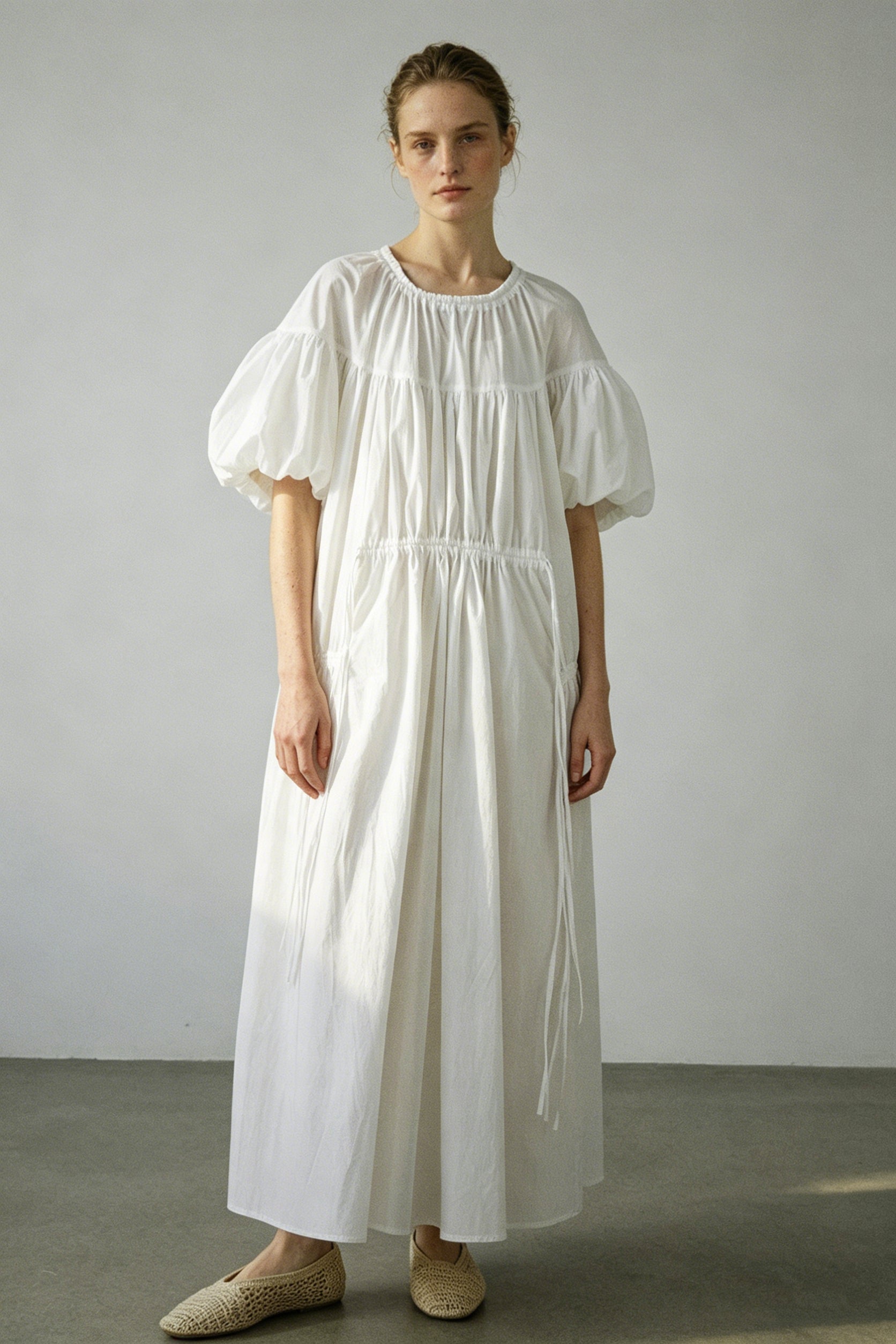 Cómodo vestido de algodón con pliegues y cordón ajustable