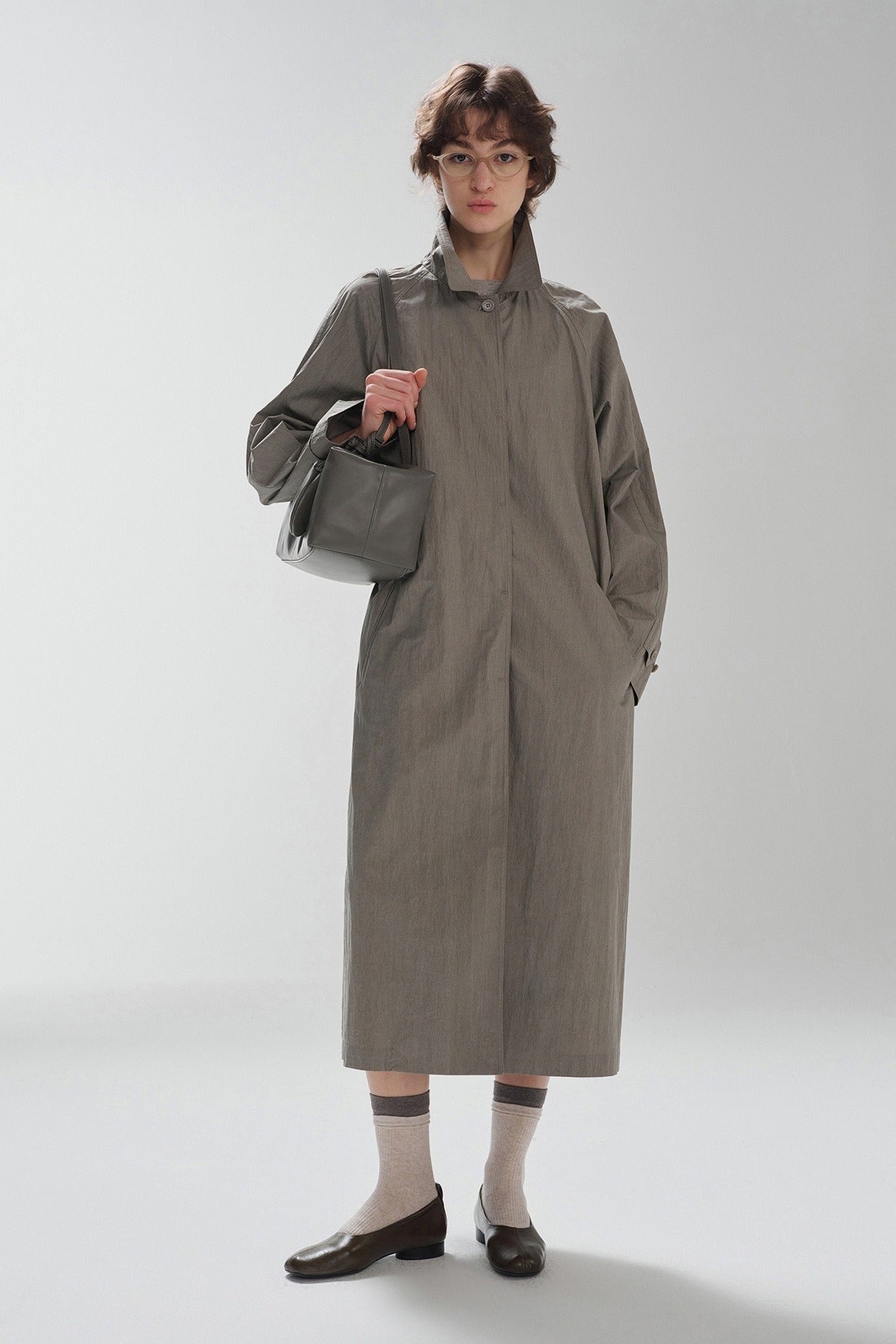 Gabardina larga minimalista de tejido arrugado | 2 colores