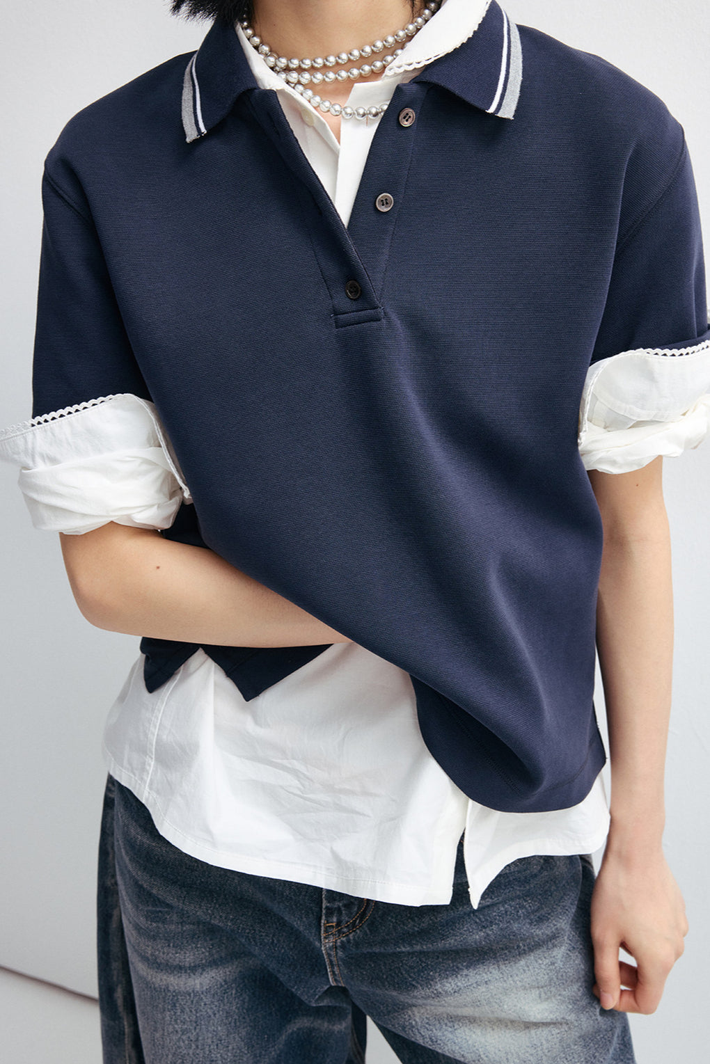 Camiseta polo clásica elástica de estilo moderno.