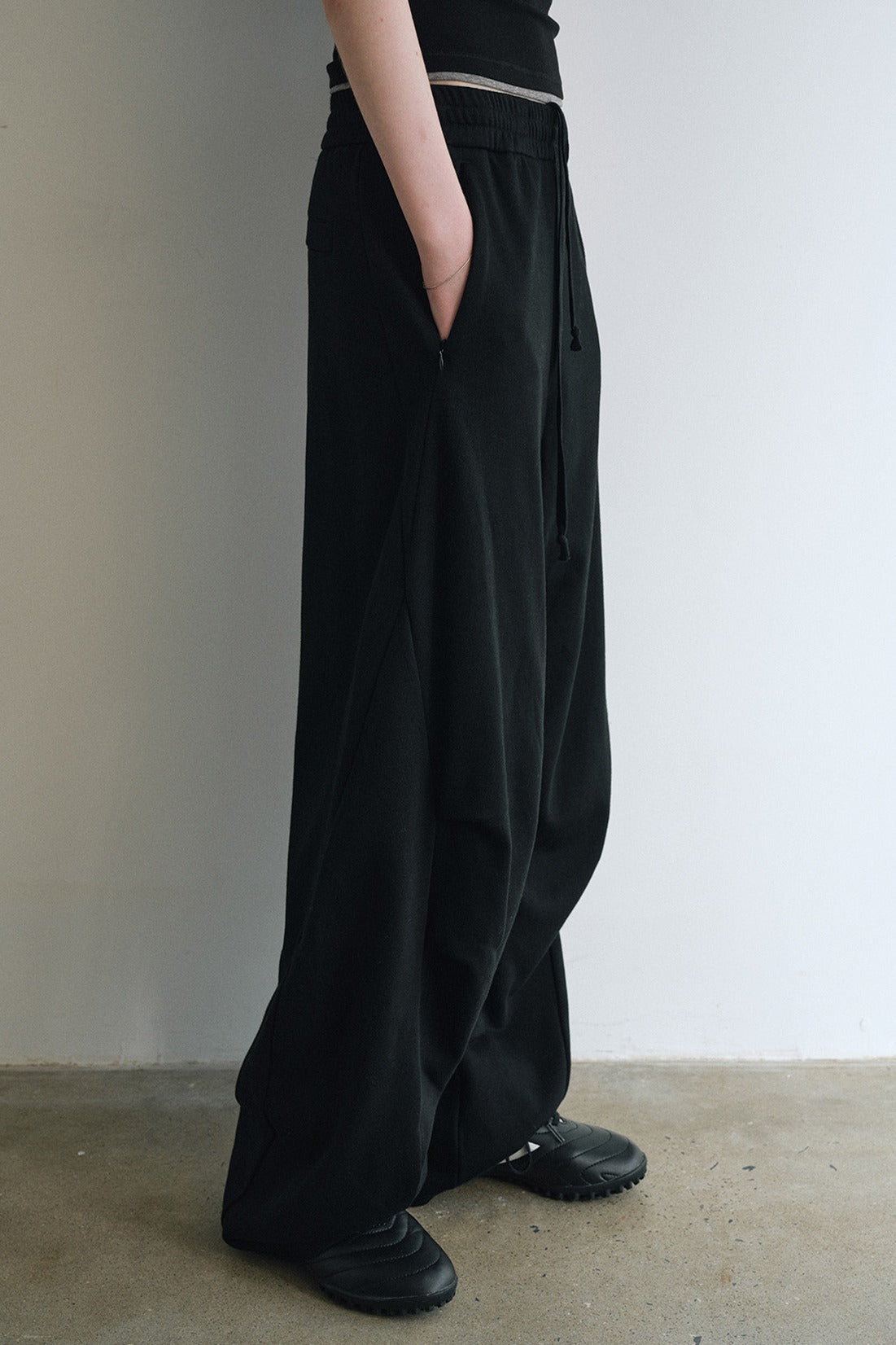 Pantalón deportivo de diseño estructurado en mezcla de algodón | 3 colores