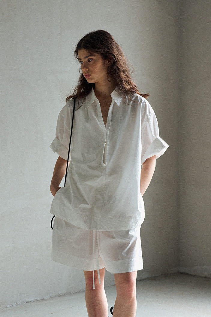 Clean solid V-neck shirt in washed cotton | 3 color