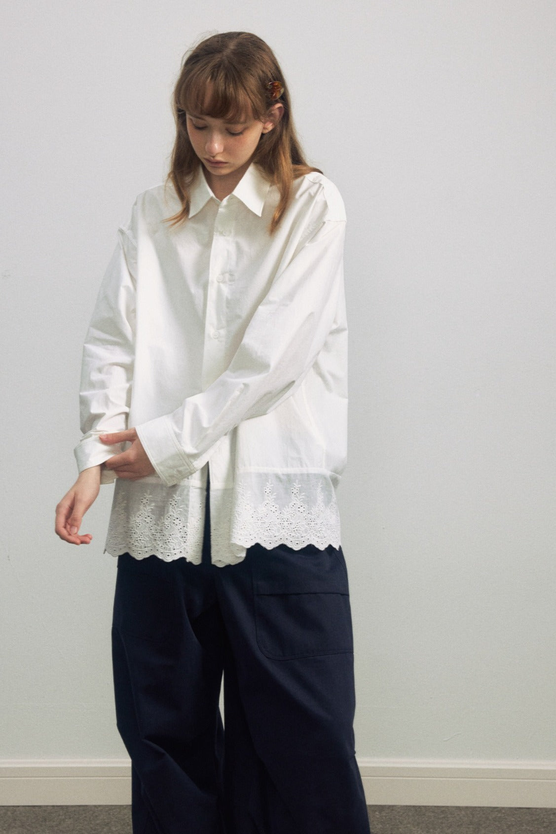 100% cotton mid-length lace trim hem shirt | 3 color