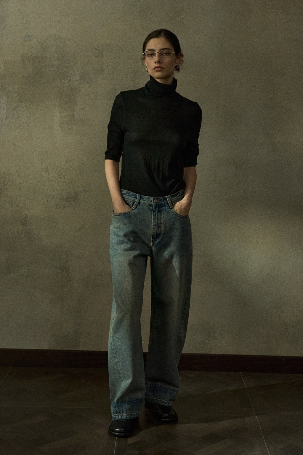 Cotton blend contrasting cuff scythe-shaped leg jeans | 2 color