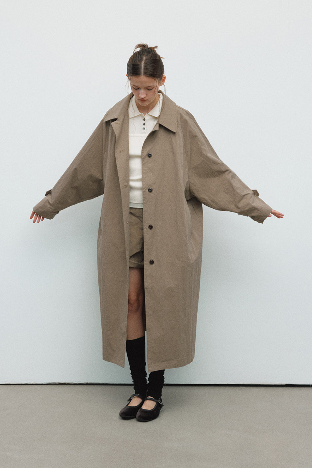 Gabardina con silueta de capullo y textura similar al papel en mezcla de algodón 