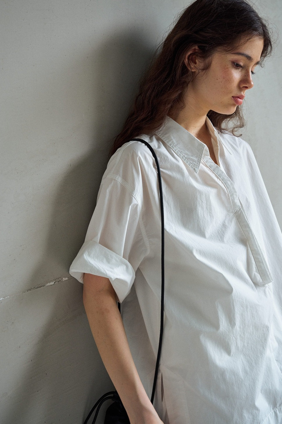 Clean solid V-neck shirt in washed cotton | 3 color