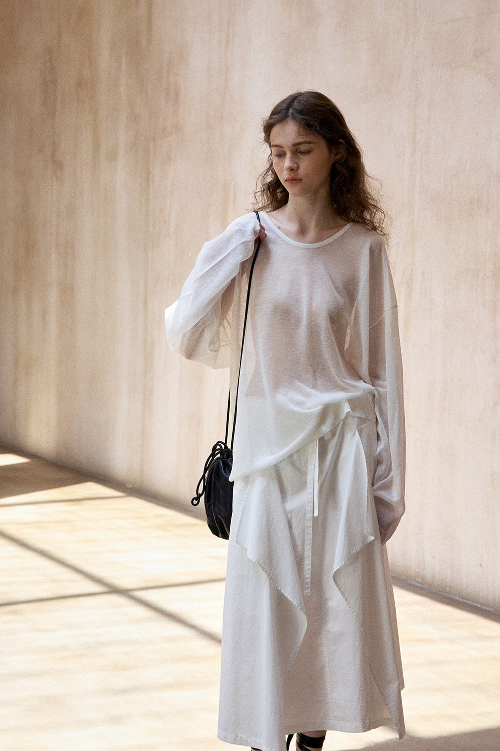 Viscose blend lightweight sheer U-neck T-shirt | 4 color