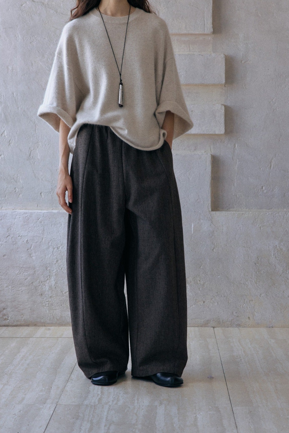 Relaxed scythe shape wide-leg pants