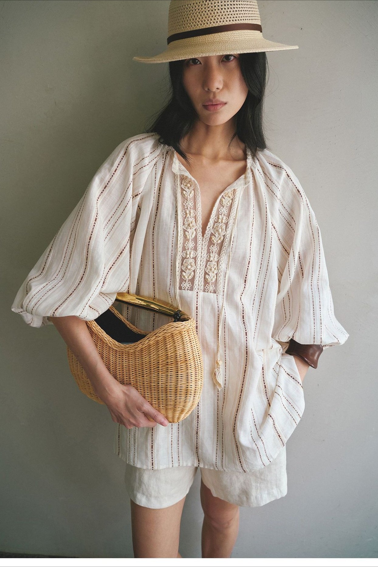 Blusa transpirable con tapeta bordada de lino | 2 colores